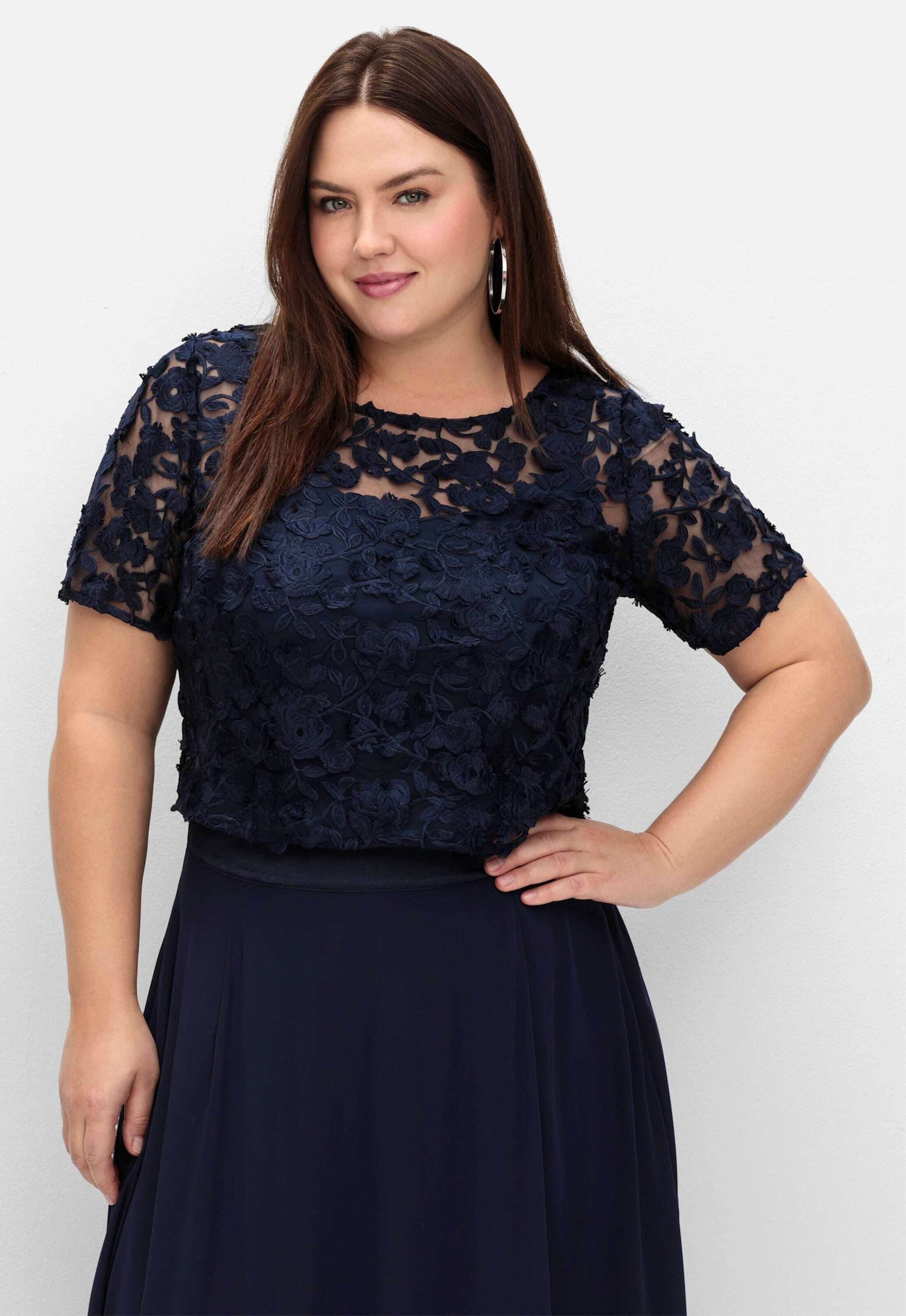 Sheego T-Shirt Shirttunika Kurzarm aus floraler Spitze, im Rücken offen