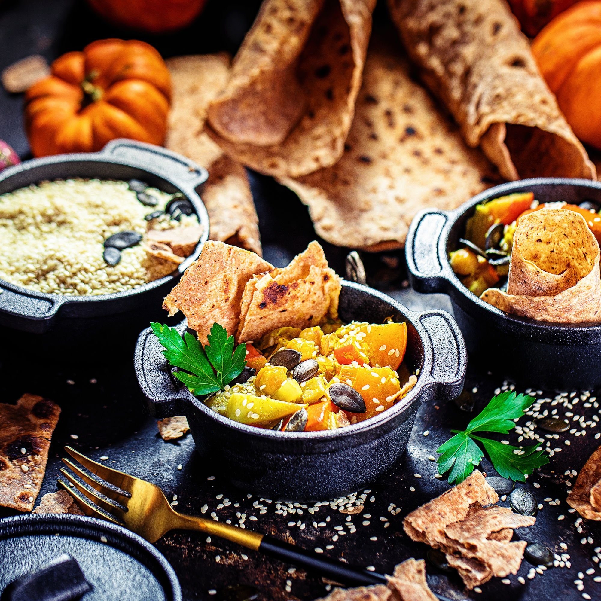 BBQ-Toro Serviertopf Mini Dutch Oven (4 Stück), Ø 11 cm, Gusseisen Topf mit Holzunterlage, Gusseisen (Set)