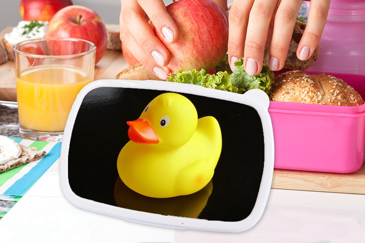Gelbe Lunchbox rosa Bade-Ente Hintergrund, mit MuchoWow Brotbox Kinder, auf Reflexion Snackbox, Erwachsene, (2-tlg), schwarzem Kunststoff Mädchen, für Kunststoff, Brotdose