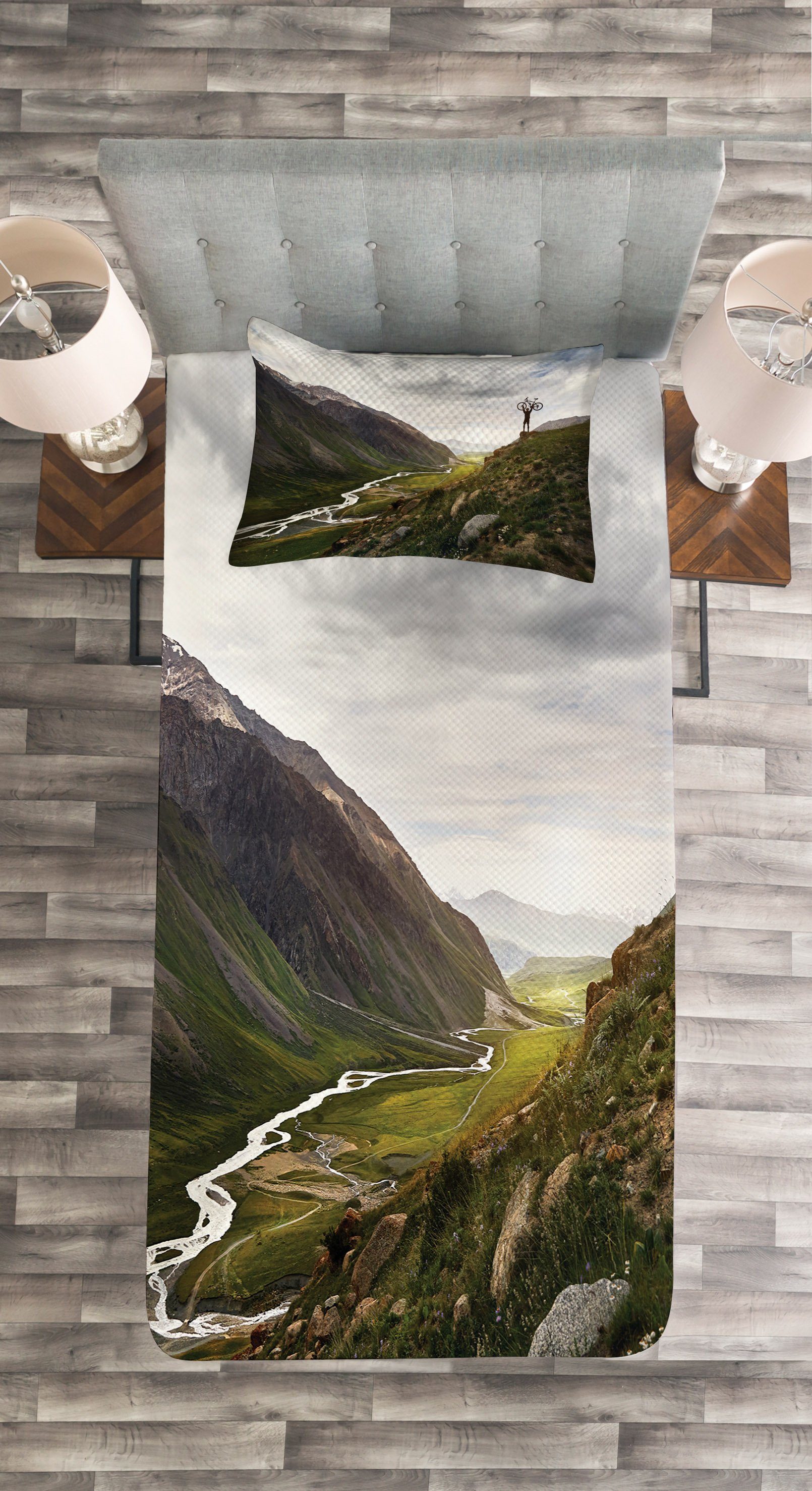 Tagesdecke Set mit Top auf Mountain Kissenbezügen Waschbar, Landschaft Abakuhaus, Motorradfahrer
