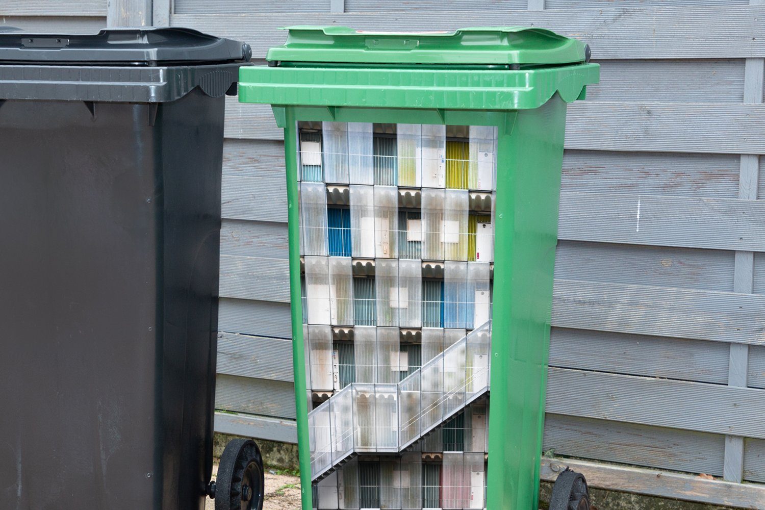 - - Container, Mülltonne, Sticker, MuchoWow Türen Abfalbehälter Farbenfroh Wohnungen - Treppen (1 Mülleimer-aufkleber, St), Wandsticker