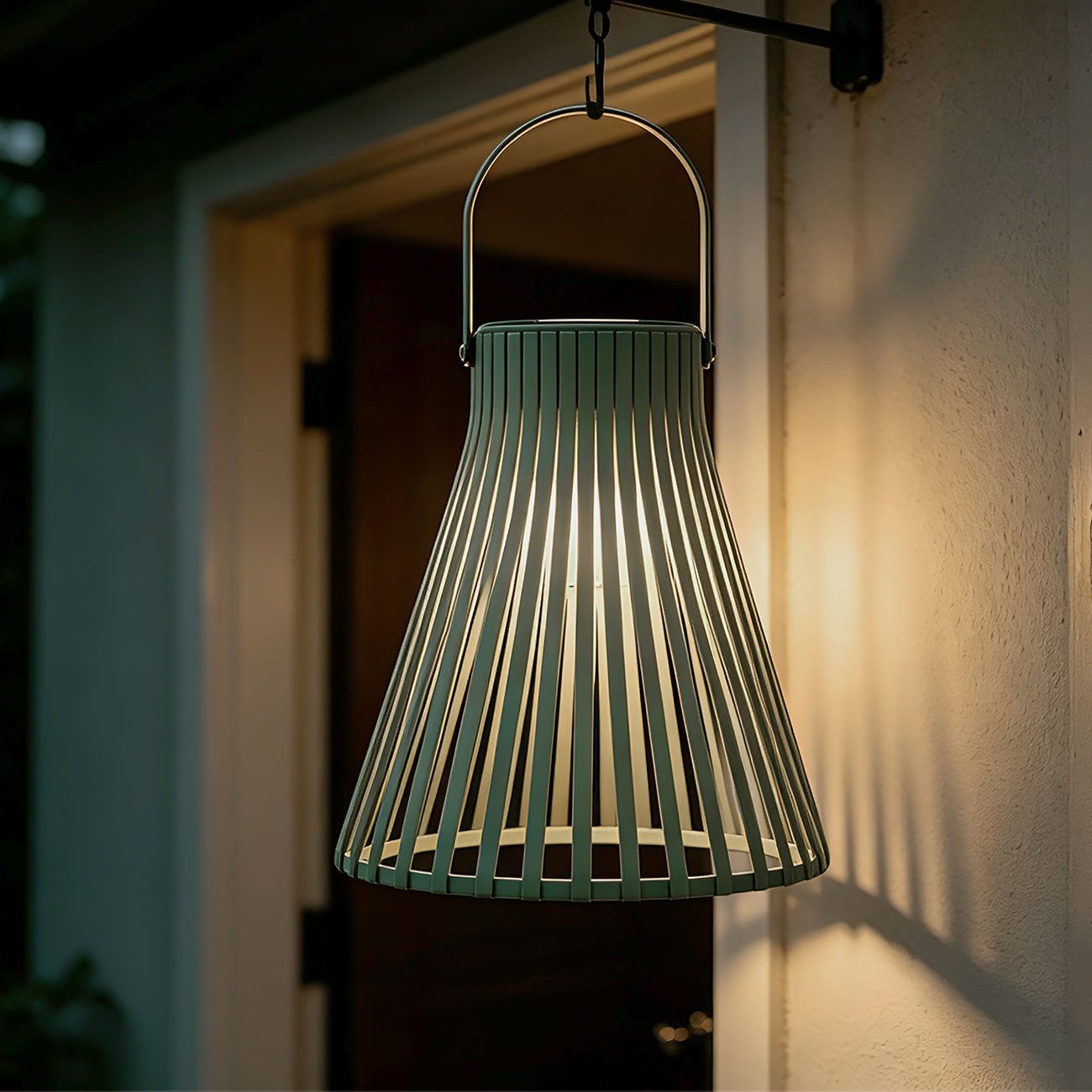shop'n smile ideoon LED Laterne LED Solar Laterne Außen Gartenlaterne Balkon Solarlampe IP44 Grün, LED fest integriert, warmweiß, Ø20xH24,5 cm, mit Lamellen-Design & Henkel