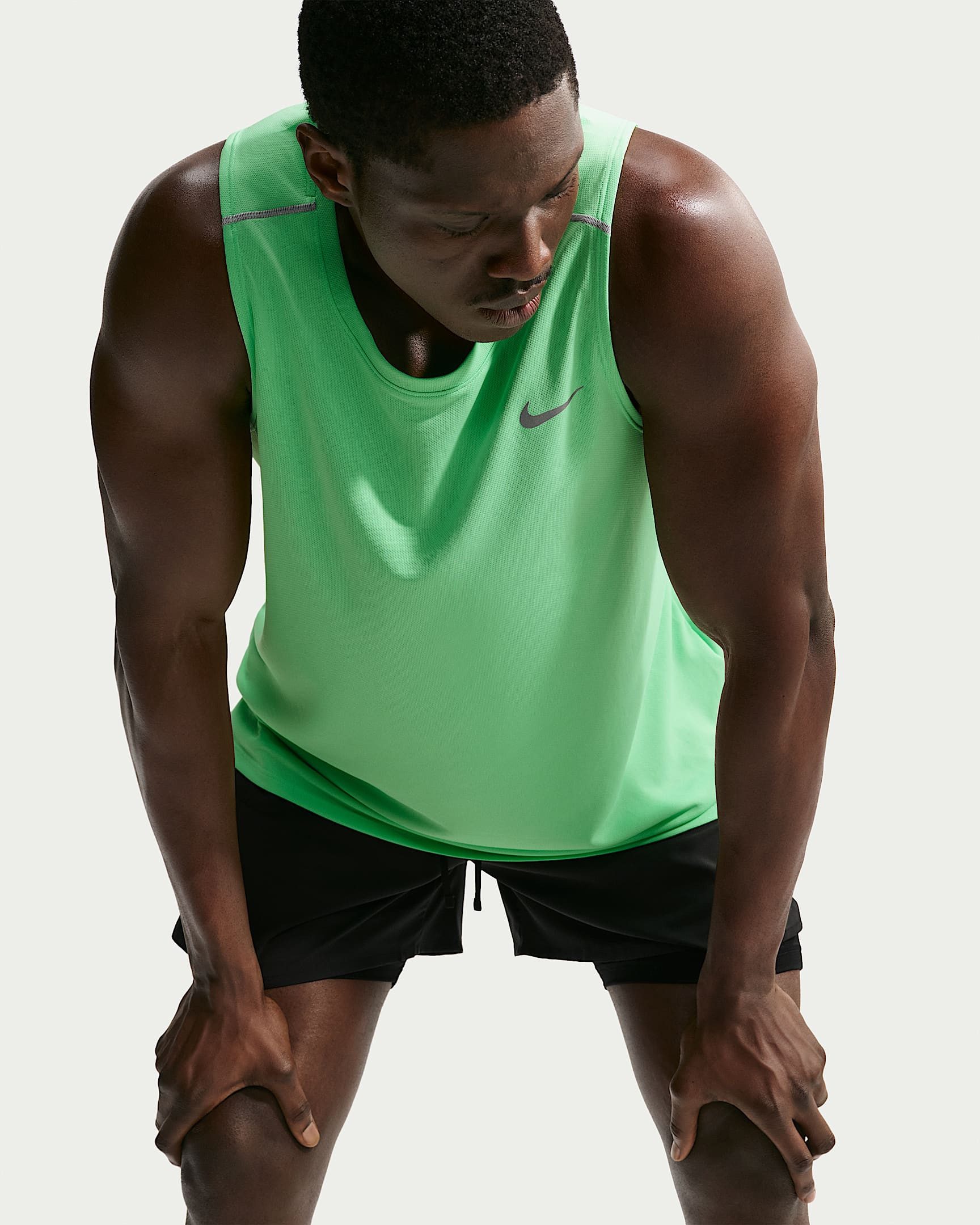 Nike Tanktop Nike Miler Men's Dri-FIT Running Tank mit reflektierenden Details, atmungsaktives Material