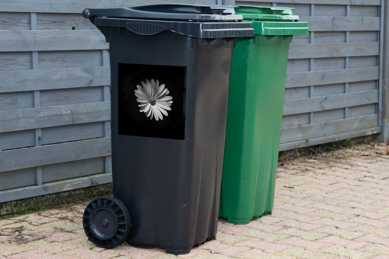 Mülltonne, Hintergrund weißes auf Abfalbehälter Gänseblümchen St), Ein schwarzem Wandsticker Sticker, MuchoWow (1 Container, Mülleimer-aufkleber,