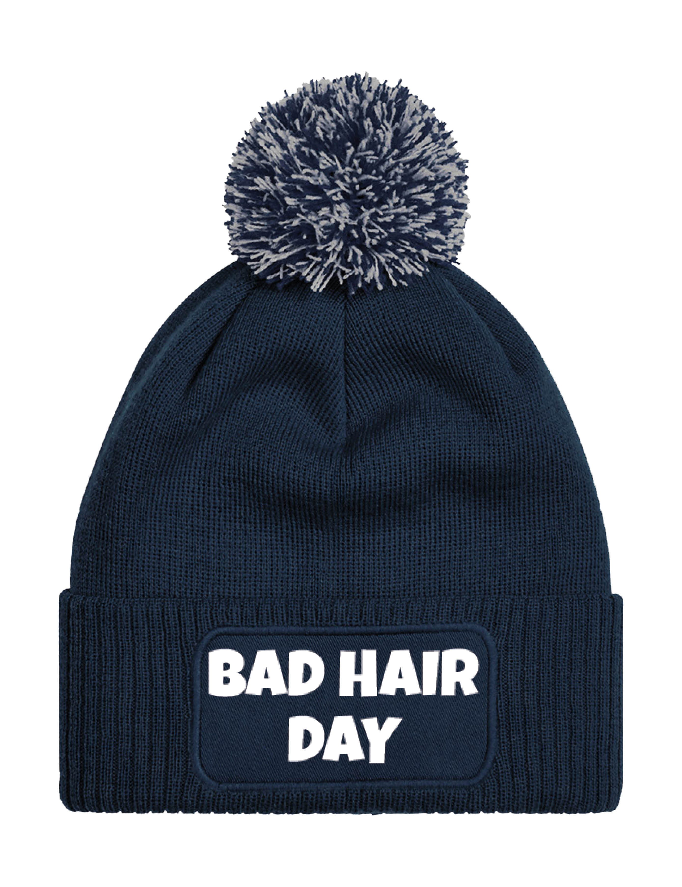 Bommelmütze "BAD HAIR DAY" Unisex Strick Bommel Beanie Aufdruck Print Geschenk