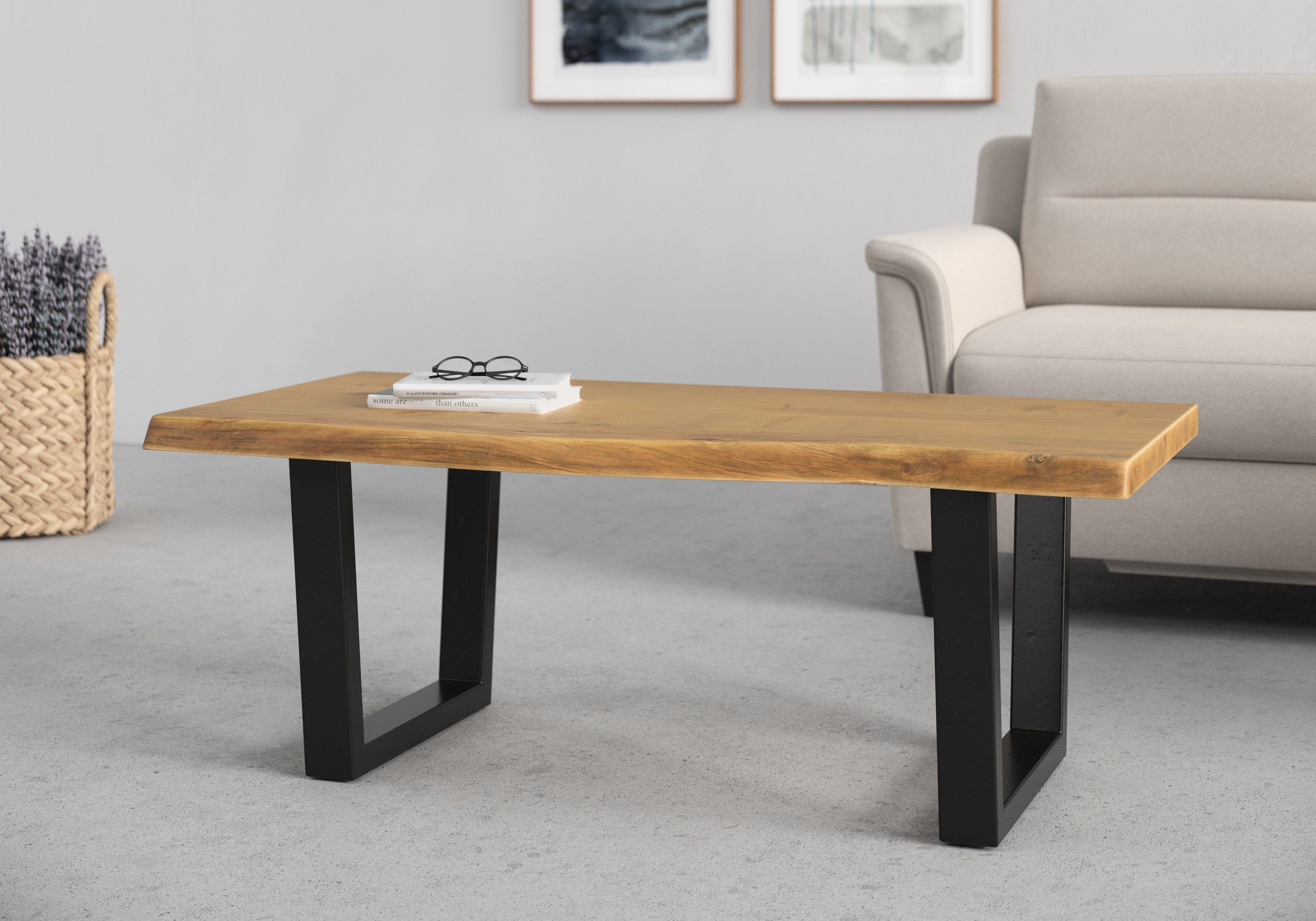 byLIVING Couchtisch Judy, aus Massivholz, mit natürlicher Baumkante, Breite günstig online kaufen