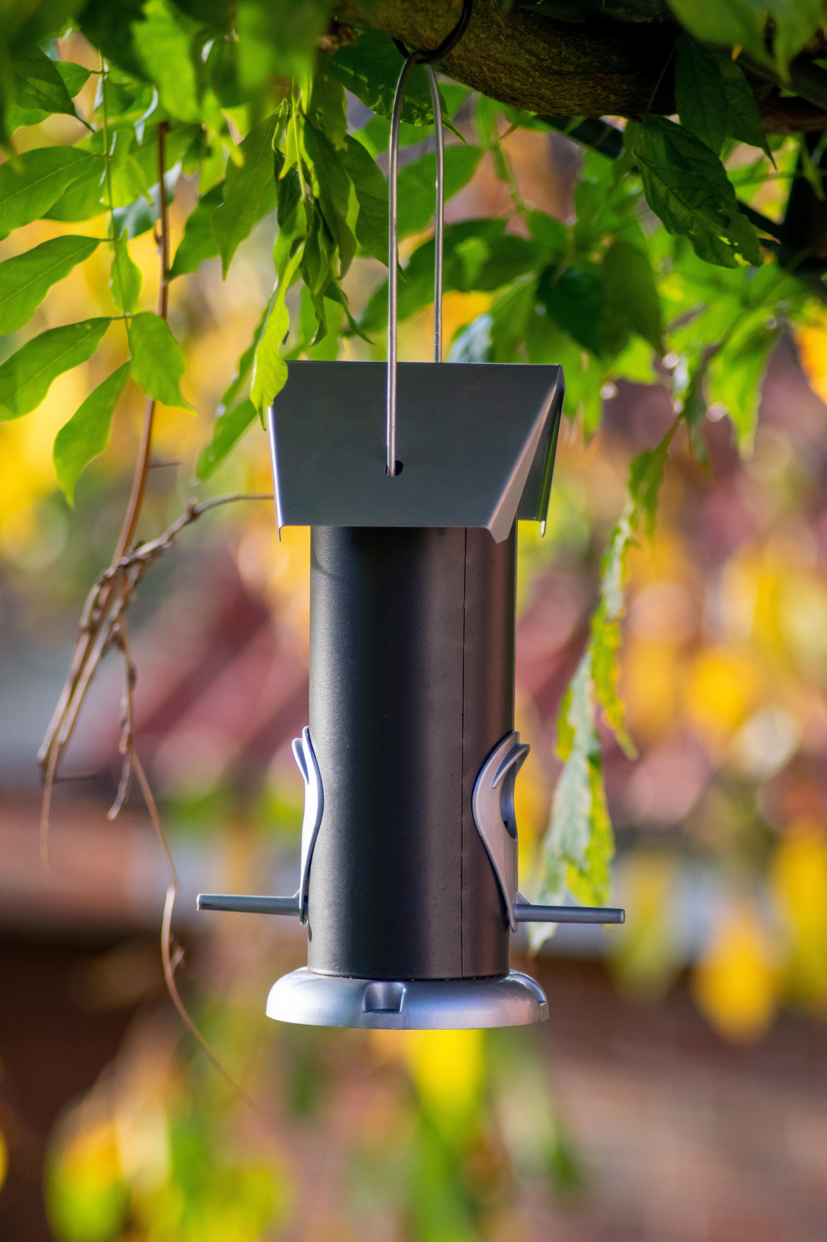 dobar Futterhaus Robuste Futtersäule aus Metall, Schwarz/Silber