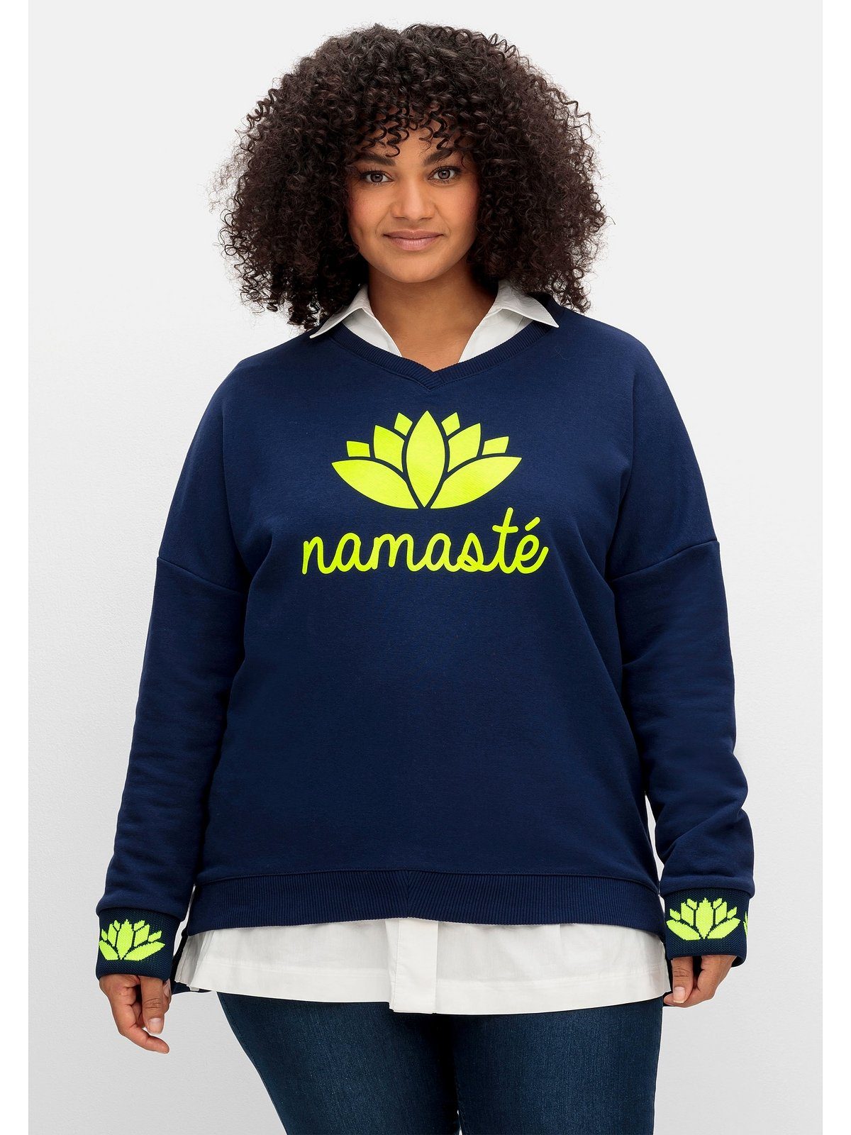 Große Sweatshirt Yogablüte Sheego Größen dekorativer mit
