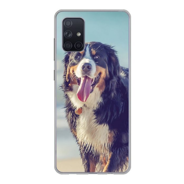 MuchoWow Handyhülle Ein Berner Sennenhund beim Spaziergang am Strand Handyhülle Samsung Galaxy A51 5G Smartphone-Bumper Print Handy