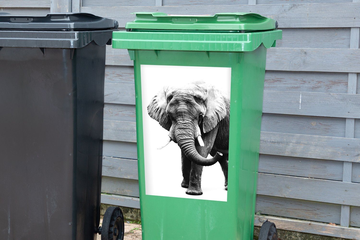 MuchoWow Wandsticker Elefant vor St), Container, Mülltonne, weißem Abfalbehälter und - (1 schwarz Hintergrund weiß Sticker, Mülleimer-aufkleber