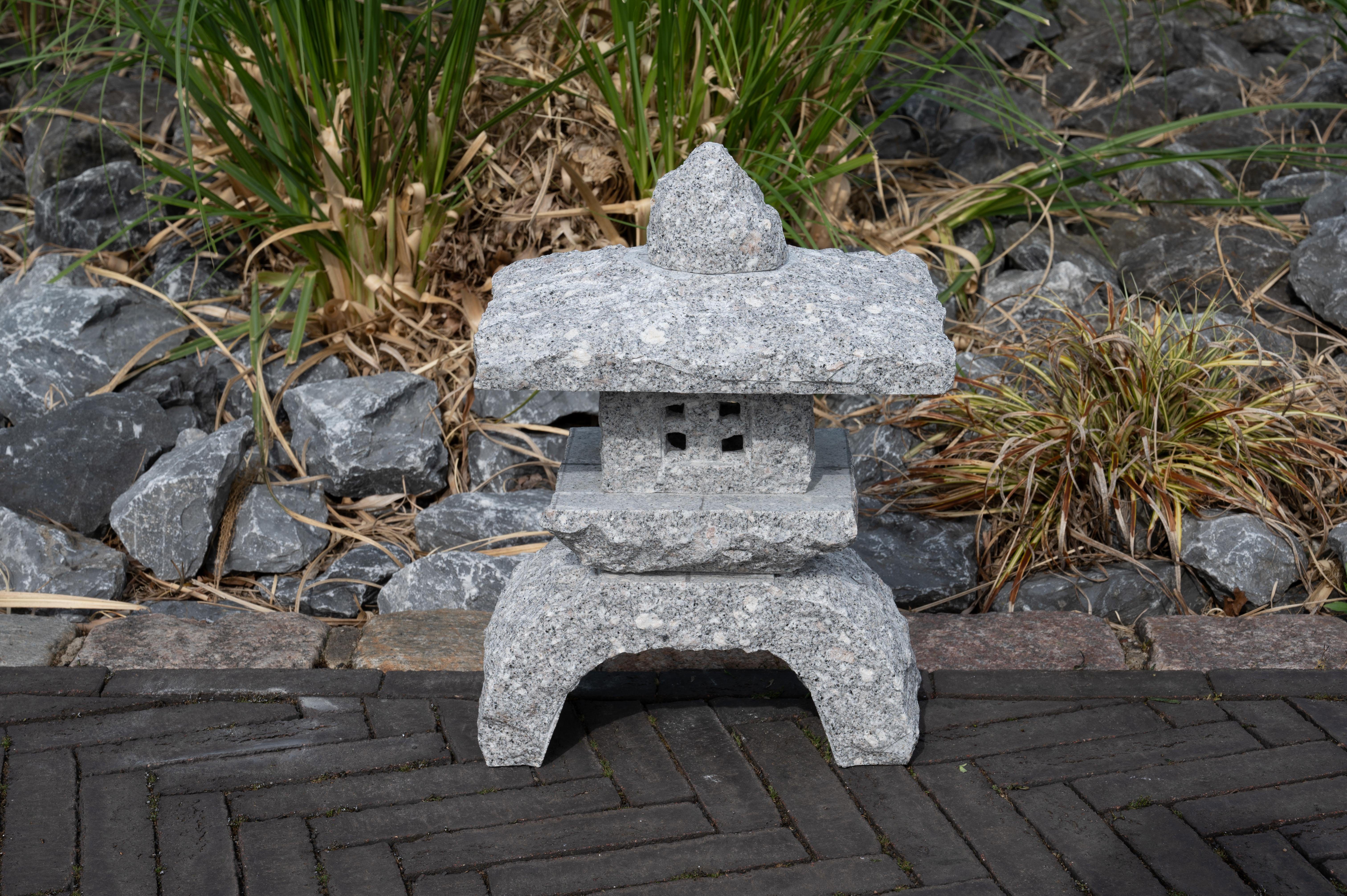 IDYL Gartenfigur Granit Naturstein Laterne, Regen gegen – Granitstein UV-Strahlung. und sehr robust – ein Naturprodukt Frost, witterungsbeständig