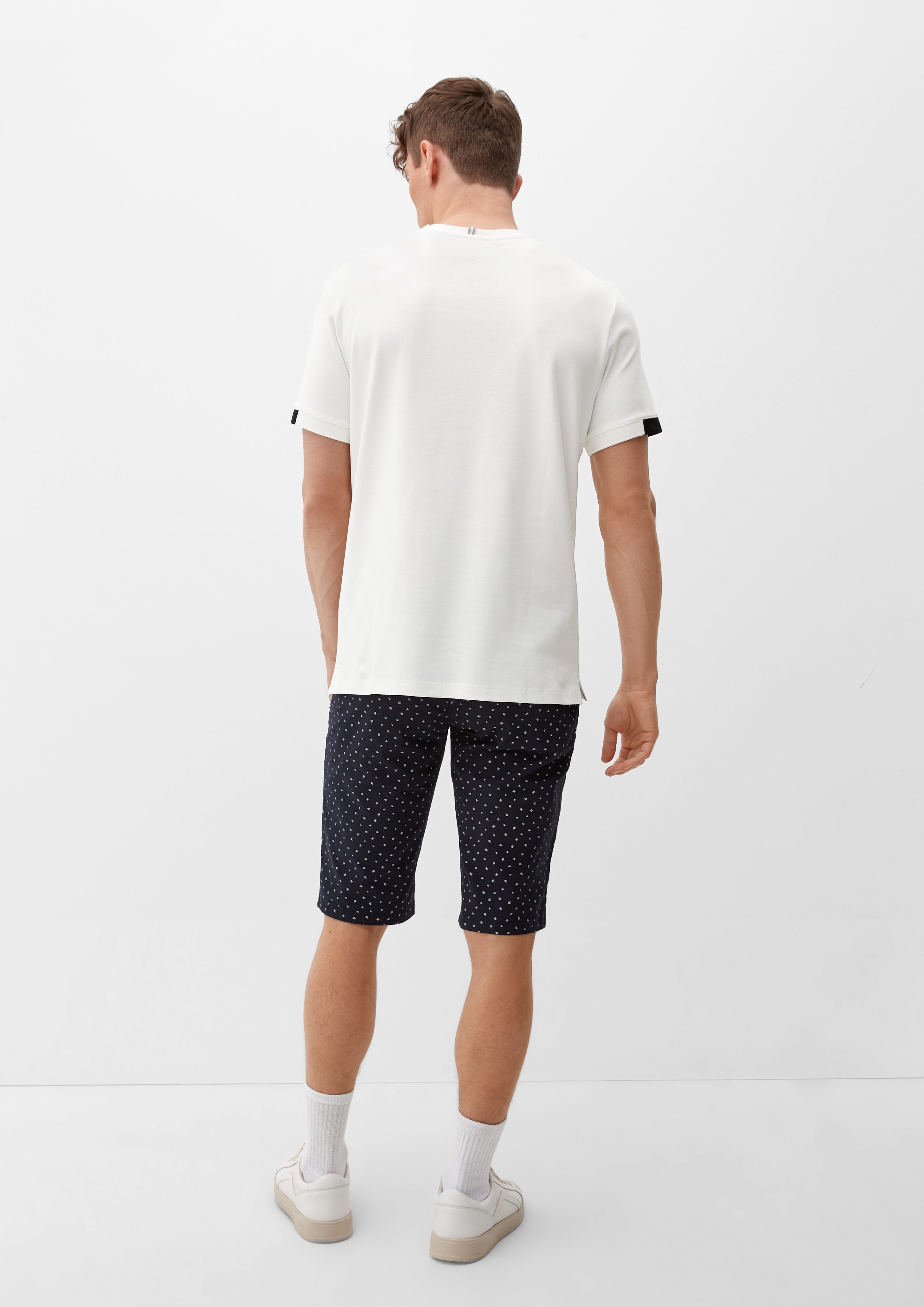 s.Oliver Kurzarmshirt T-Shirt mit Labelpatch Label-Patch, weiß Kontrast-Details