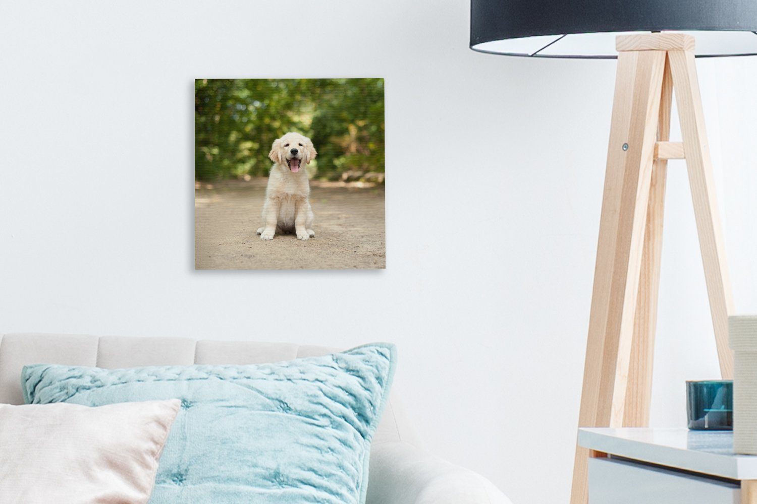 OneMillionCanvasses® Leinwandbild einem Bilder St), Retriever Wohnzimmer Welpe Waldweg, Leinwand Schlafzimmer Labrador sitzt für auf (1