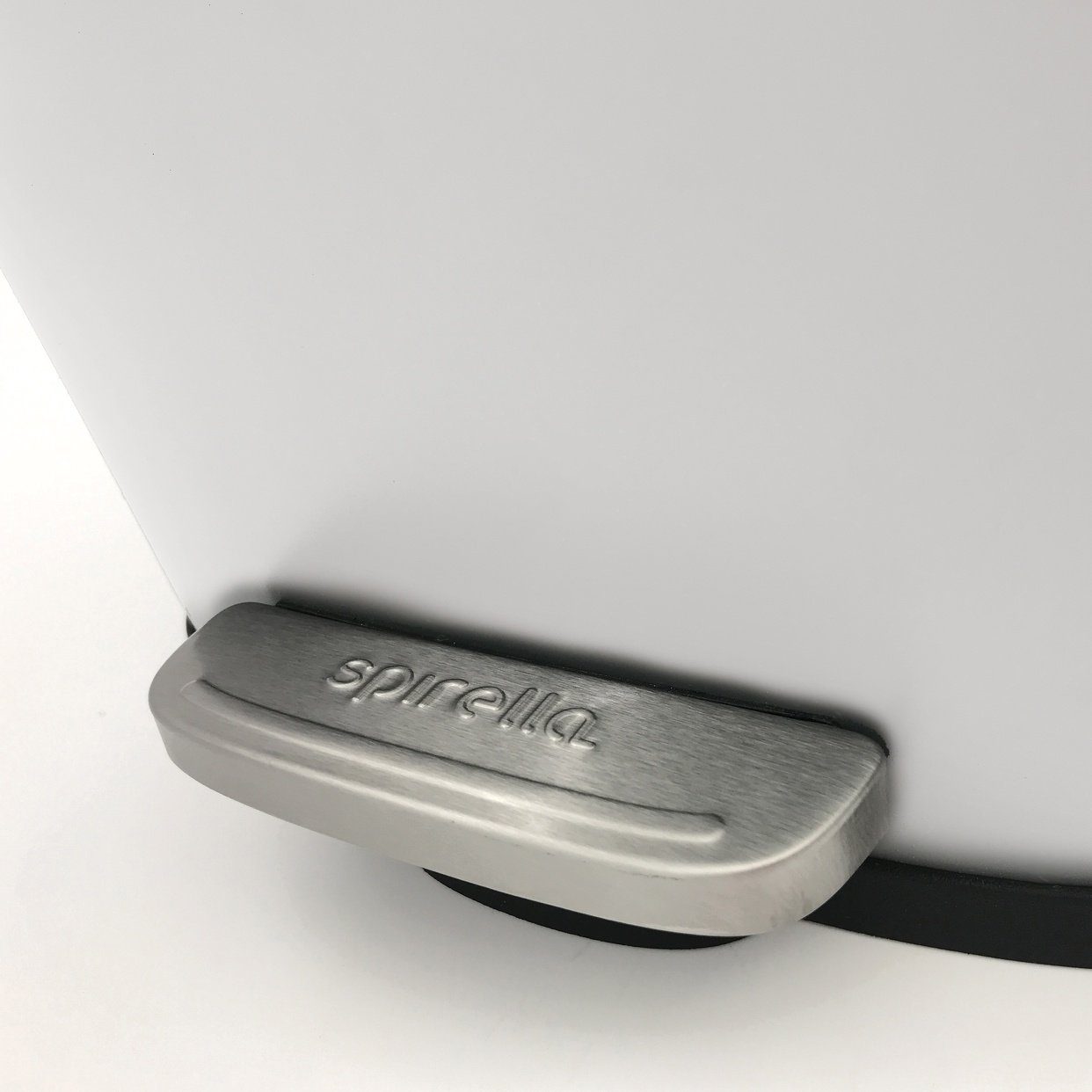 Mülleimer AKIRA, Abfall Treteimer XXL, Softclose Absenkautomatik, herausnehmbarer Innenbehälter, Anti-Fingerprint Oberfläche, Stahl matt-satiniert, für Küche, Büro, Hauswirtschaftsraum, 50 L, weiß
