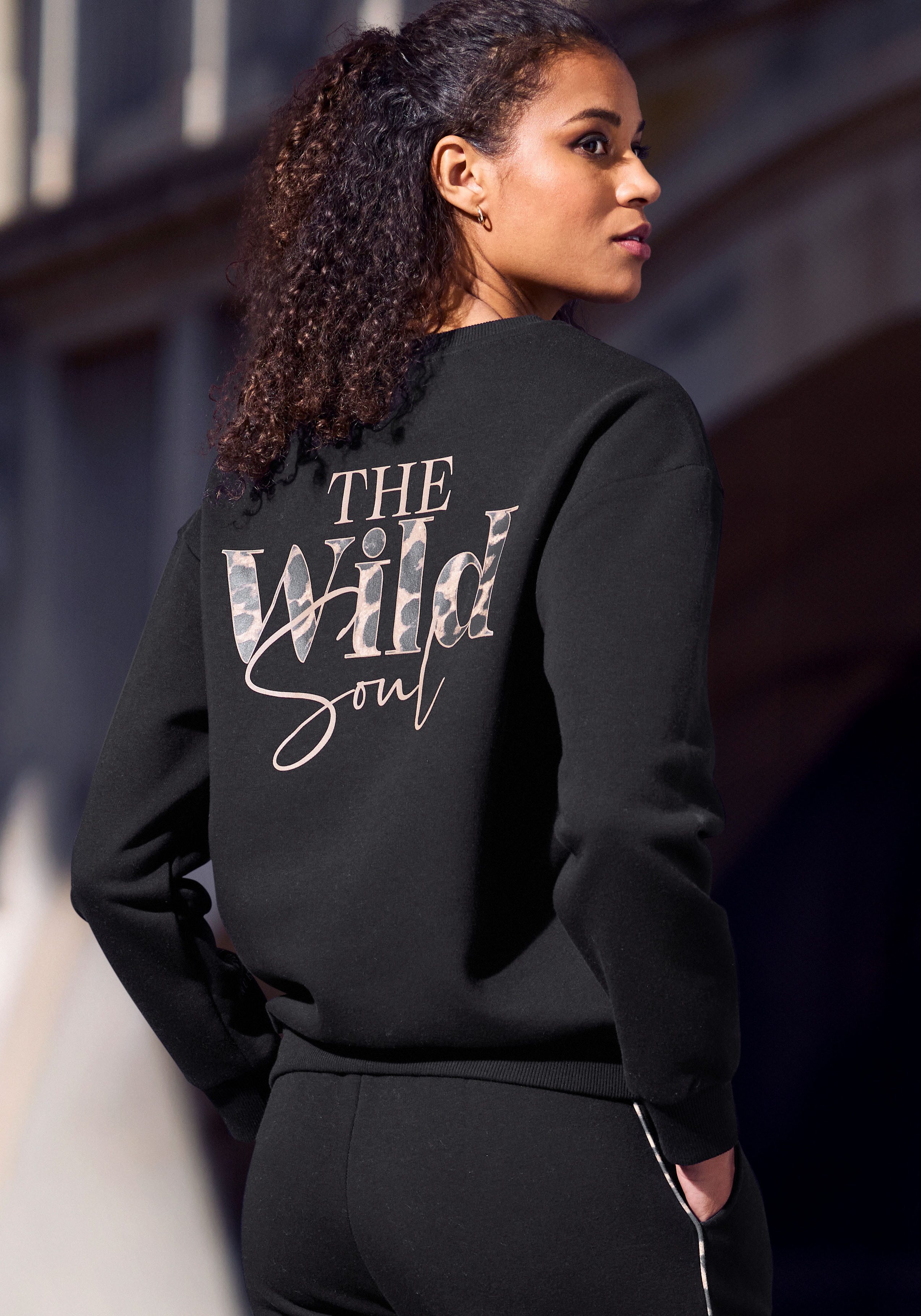 Buffalo Sweatshirt Loungesweater mit tollen Druck auf dem Rücken, Home- und Loungewear