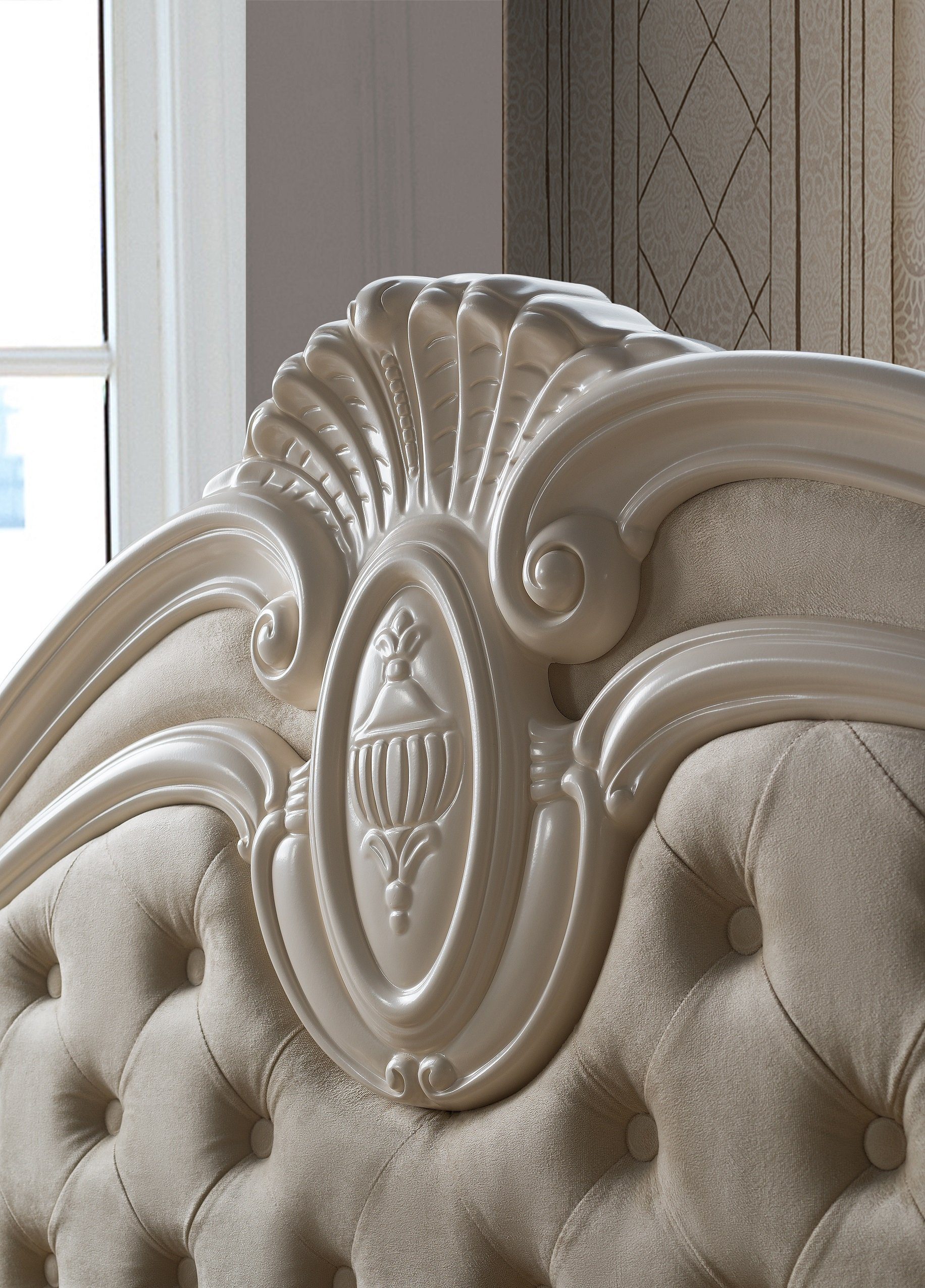 Interdesign24 Schlafzimmer-Set Aurora, (7-teilig, im klassischen Barock Stil, inkl. Bett 180 x 200 cm mit gepolstertem Kopf- und Fußteil), in Cremeweiß/Beige