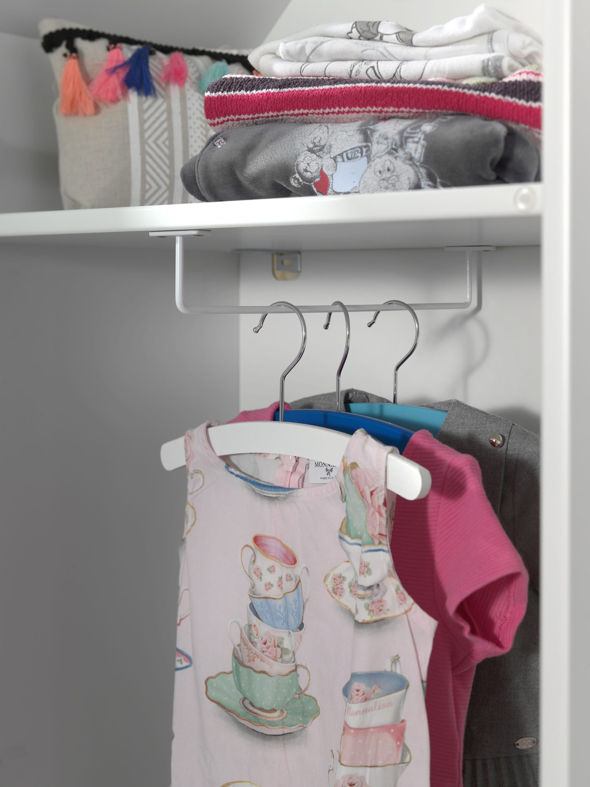 Vipack Kleiderschrank Set Casami Bruges in trendigem Design, 2 Kleiderschränke (2-St., Schranktüren in verschiedenen Farbkombinationen und Fensteranordnungen) variable Anordnung, Kleiderschränke mit Böden und Kleiderstange