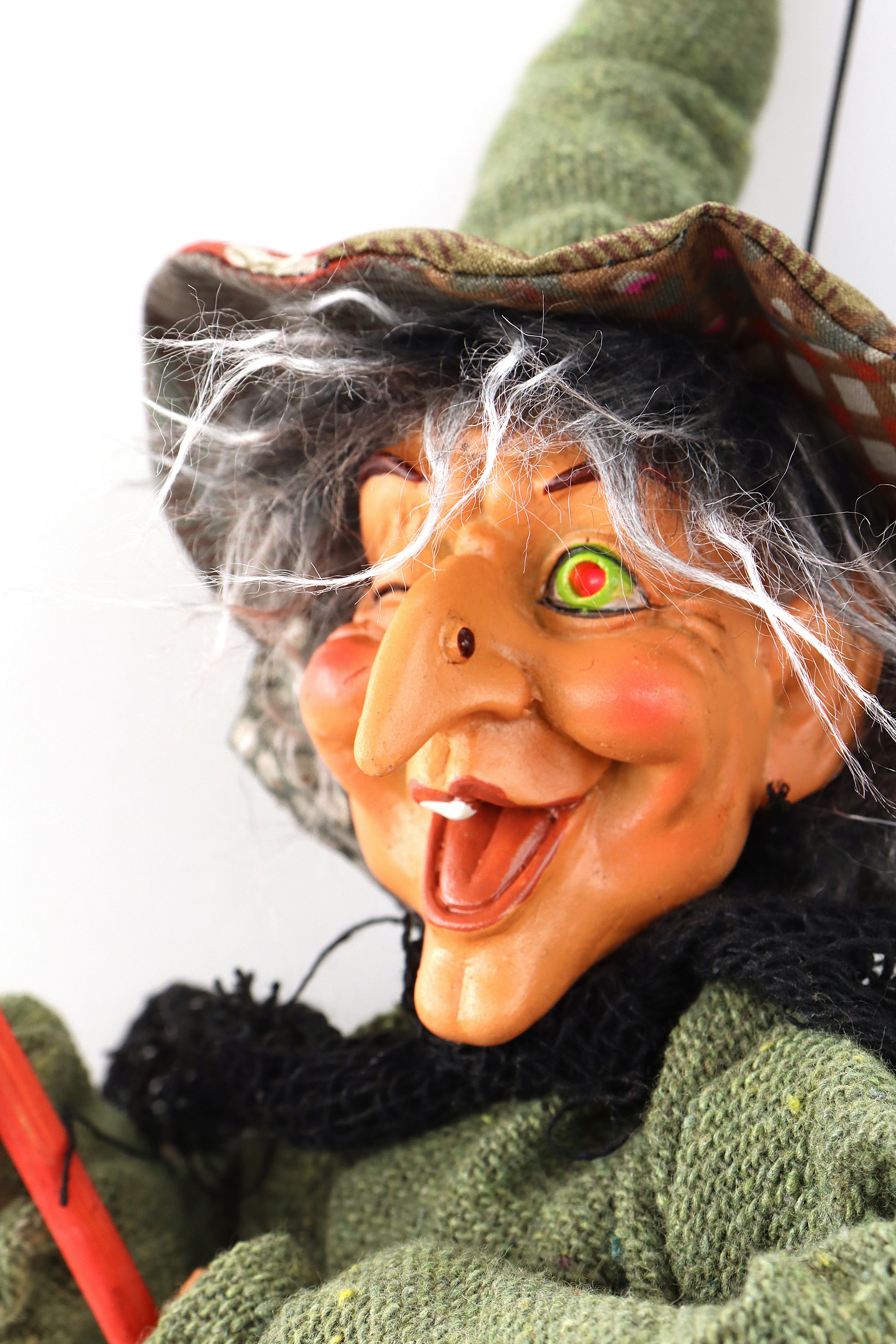 ELLUG Dekofigur 2er Set Halloween Hexe mit blinkendem Leuchtauge zum Hängen H.: 48cm, 2er Set mit Sound und Licht