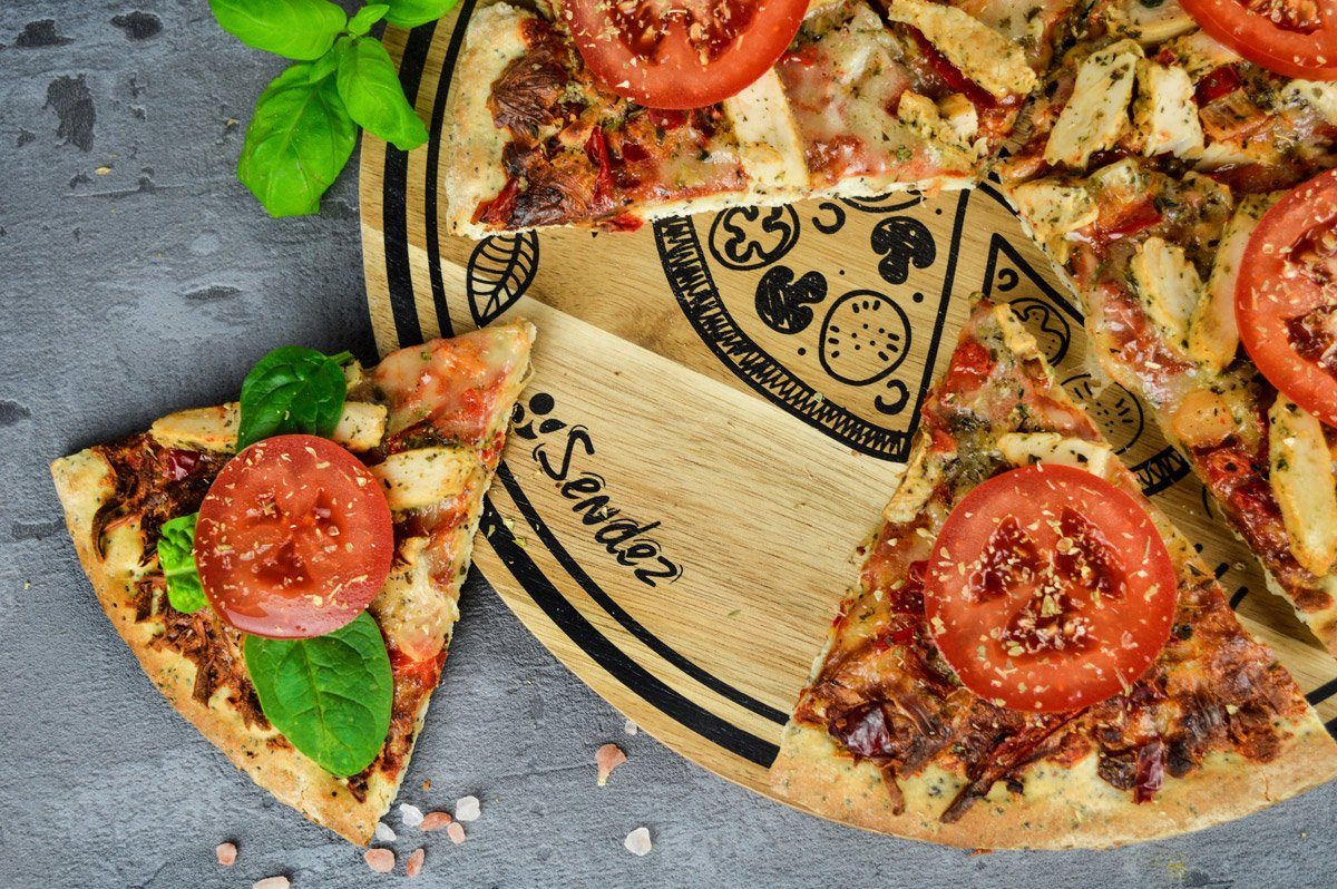 Sendez Pizzaschneidebrett Pizzabrett mit Griff Aufdruck Wurstplatte Pizzateller Vesperbrett ø30cm Holzbrett Käsebrett und