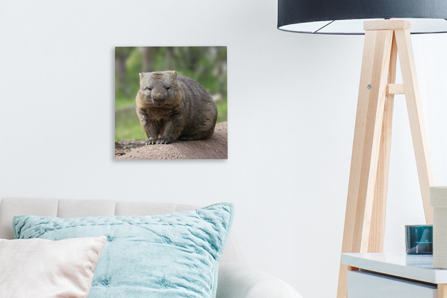 auf Wohnzimmer (1 Ein einem OneMillionCanvasses® Baumstamm, Leinwandbild Bilder für Wombat Leinwand St), Schlafzimmer sitzt