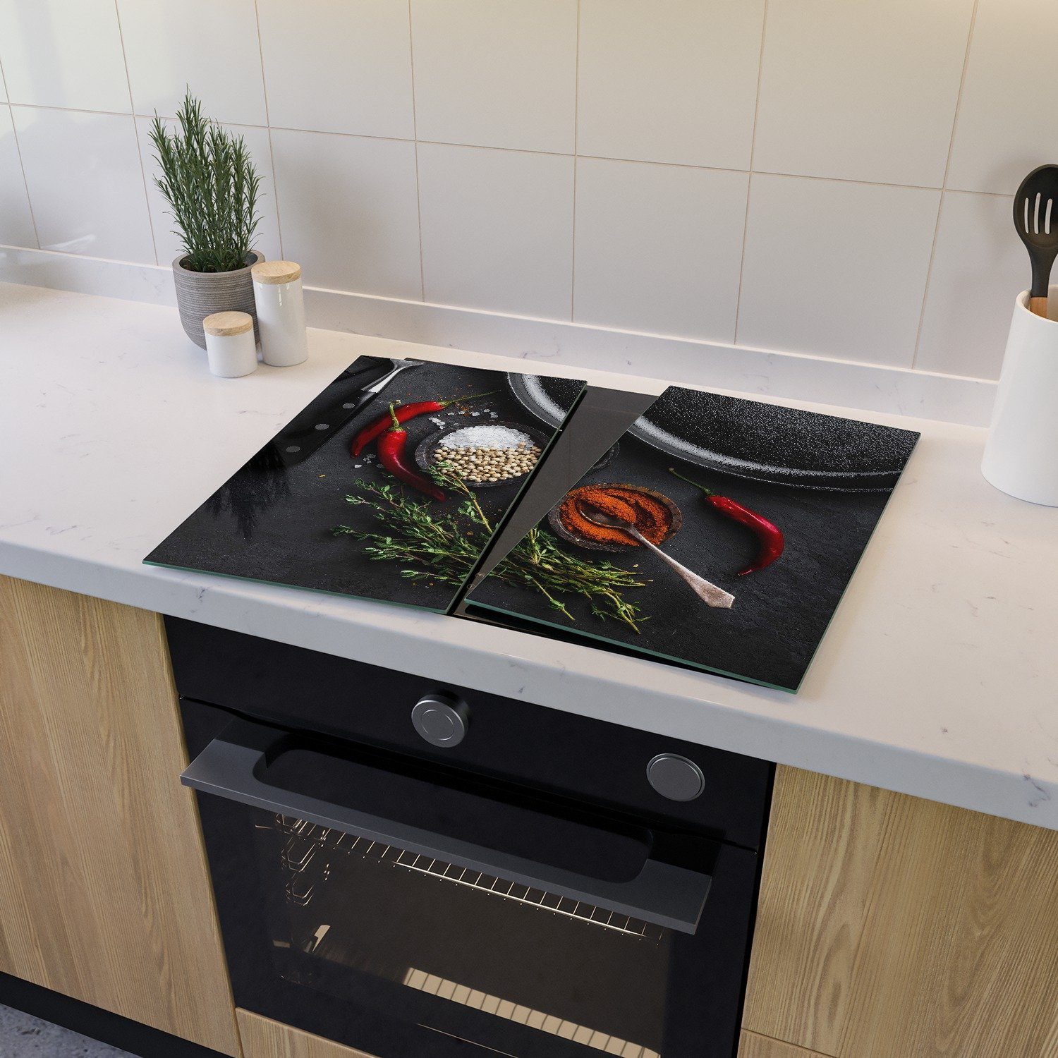 Wallario Herd-Abdeckplatte Chili und Pfeffer - Gewürze neben einer Eisenpfanne, ESG-Sicherheitsglas, (Glasplatte, 2 tlg., inkl. 5mm Noppen), verschiedene Größen