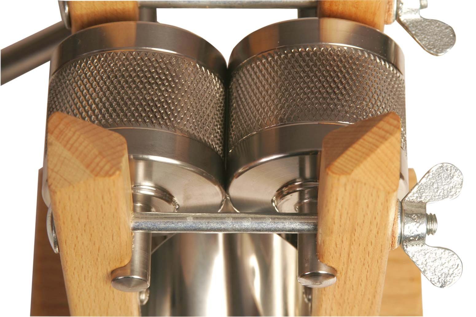 Eschenfelder Getreidemühle Kornquetsche Flockenquetsche Tischmodell Holztrichter abnehmbar Manuell, (3 Stück), Kurbel 20cm mit Tisch-Schraubzwinge und Reinigung – Bild 5 von 5