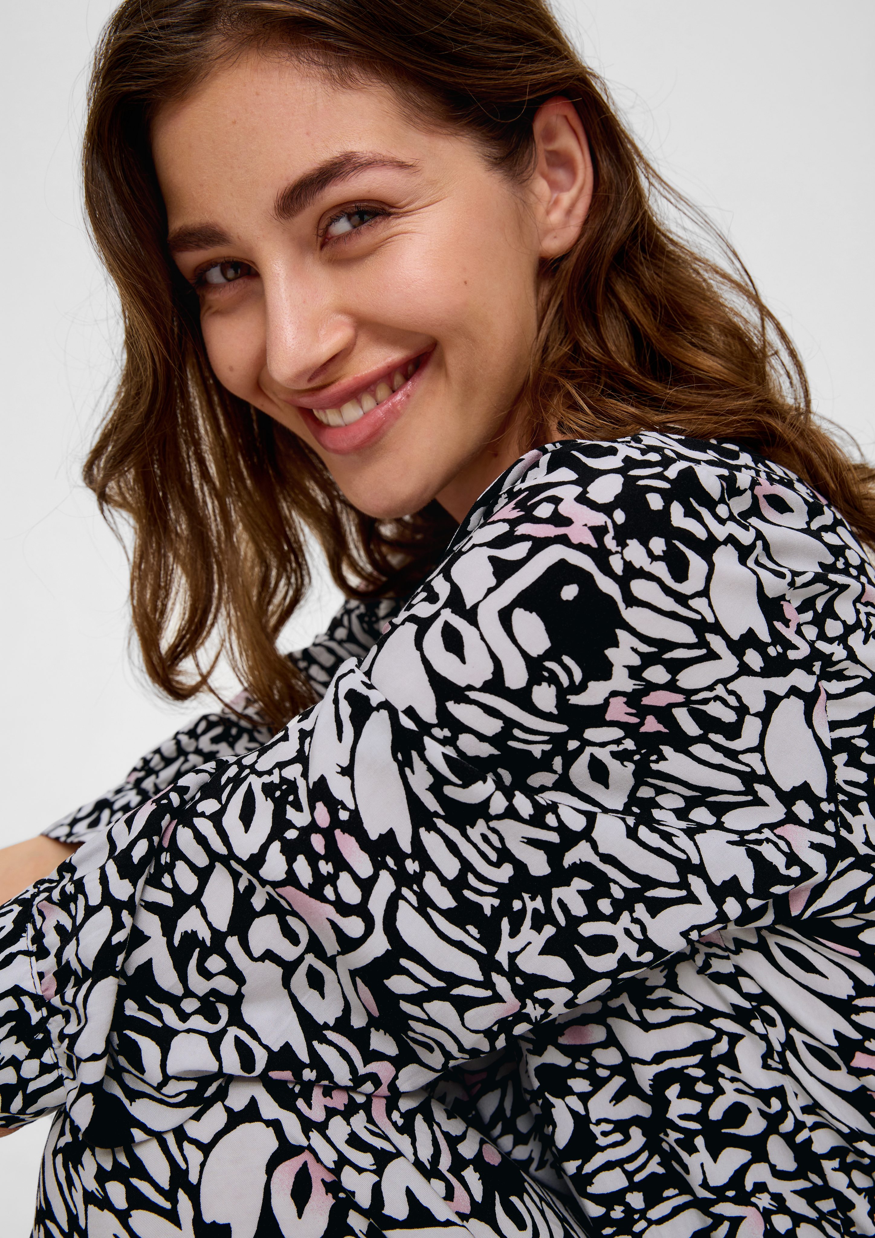 QS Minikleid Viskosekleid mit All-over-Print Raffung günstig online kaufen