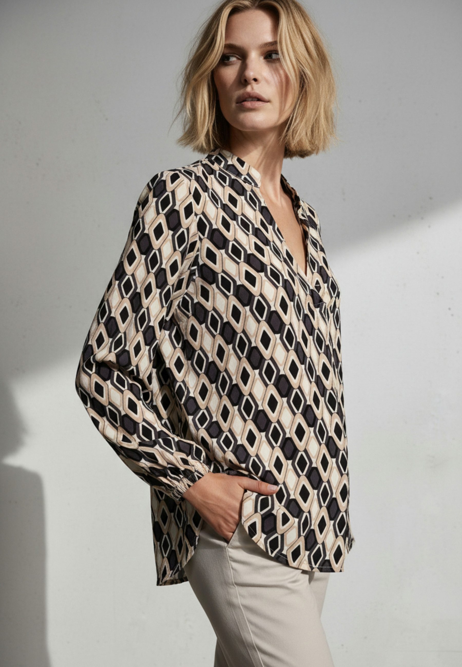 Andijamo-Fashion Schlupfbluse RETRO LINE Ausdrucksstarker Retro Print