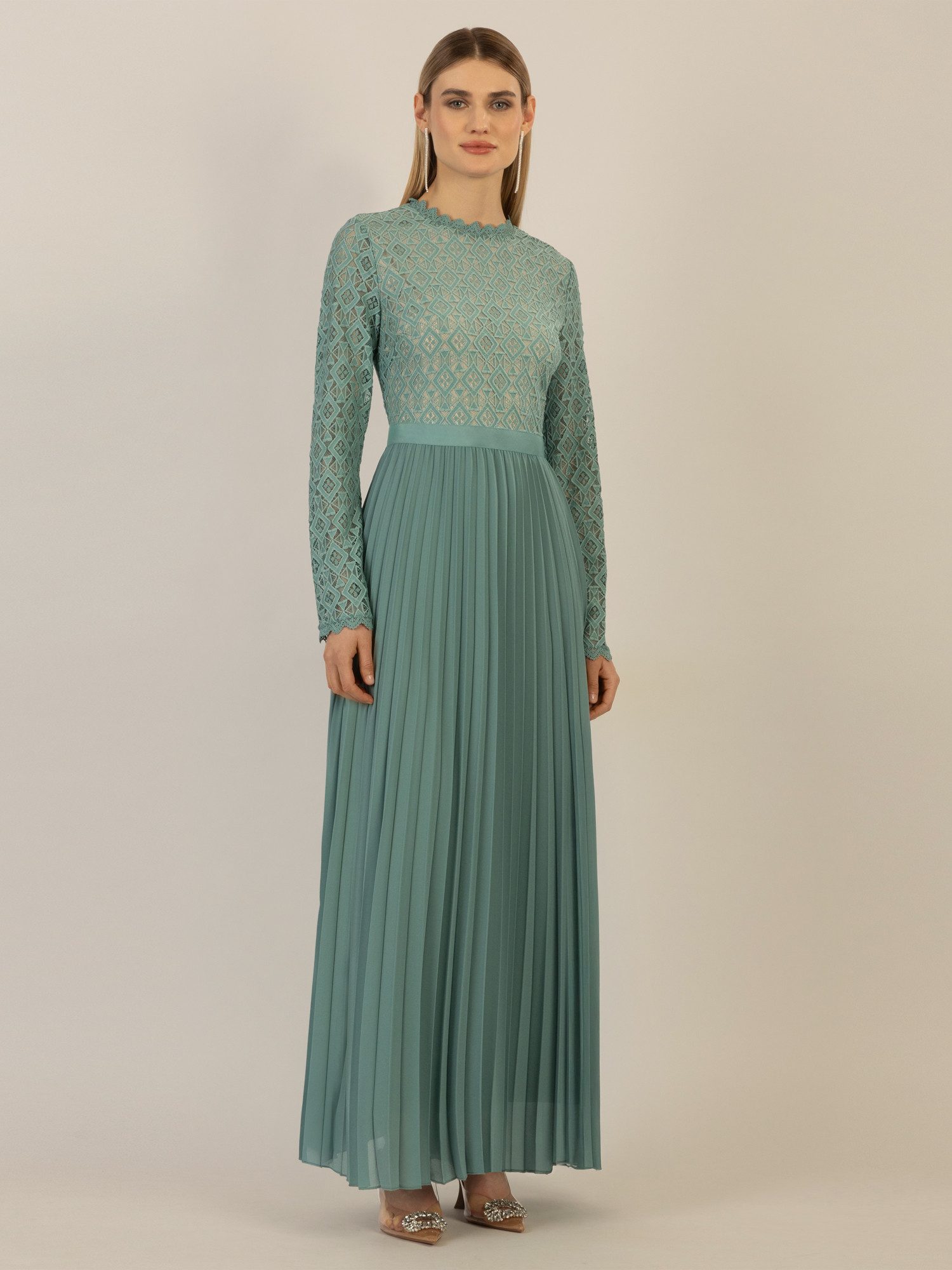 Apart Abendkleid mit breiter Spitze verziert günstig online kaufen