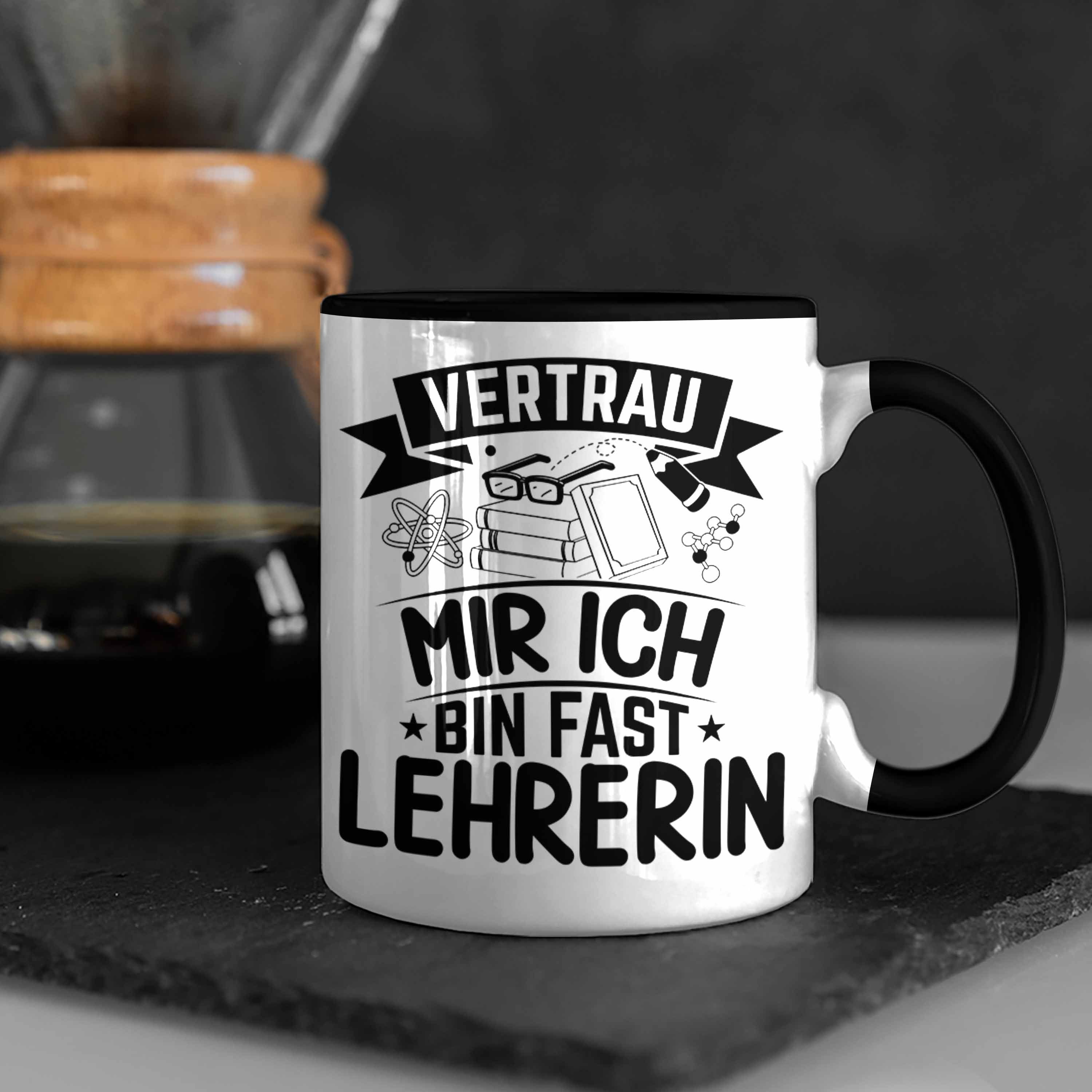 Mir Vertrau Tasse Referendariat Lehrer Fast Trendation Lehrerin Schwarz Ich Geschenk Tasse Bin