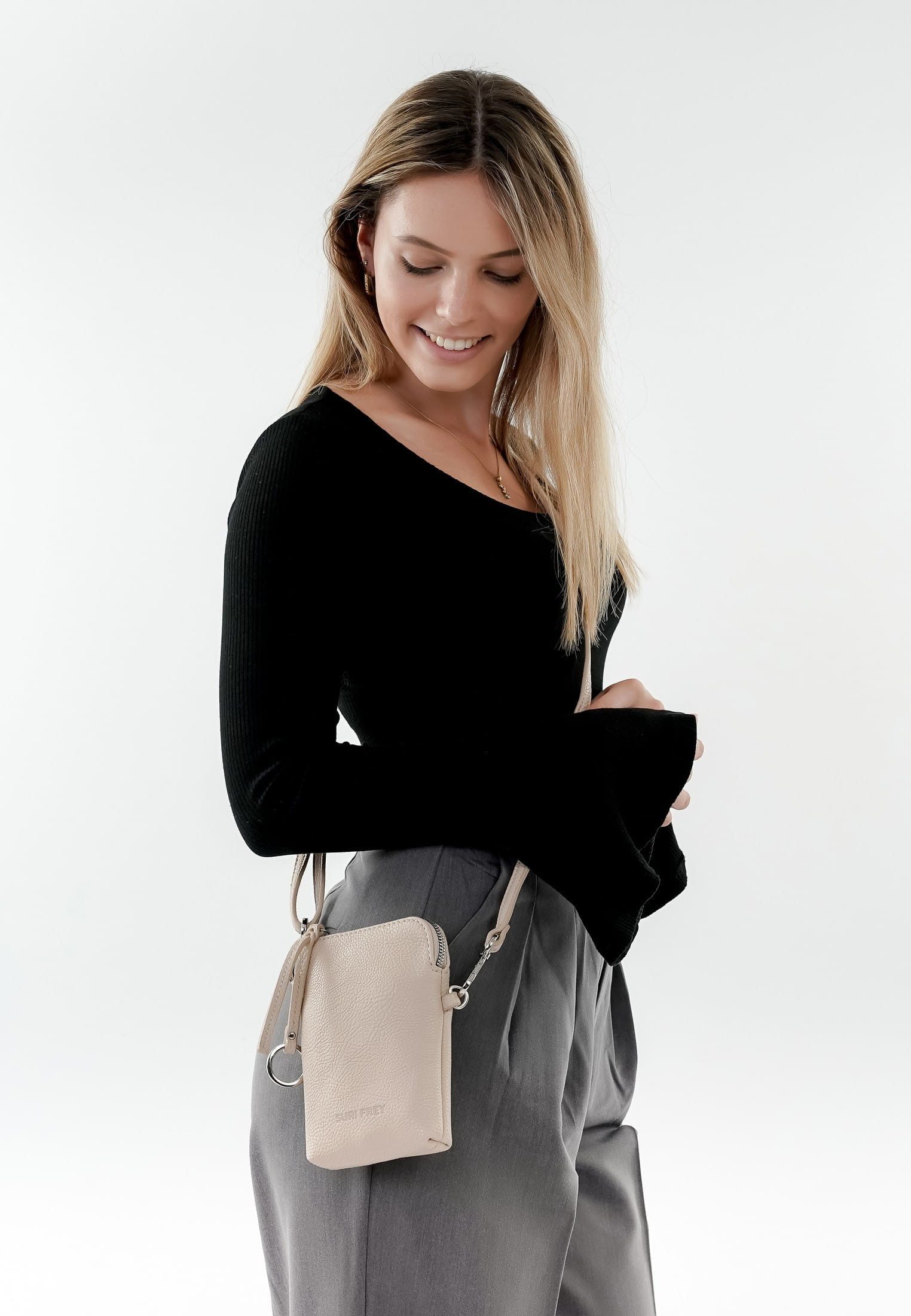 SURI FREY Handytasche SFY Debby, Logo Prägung