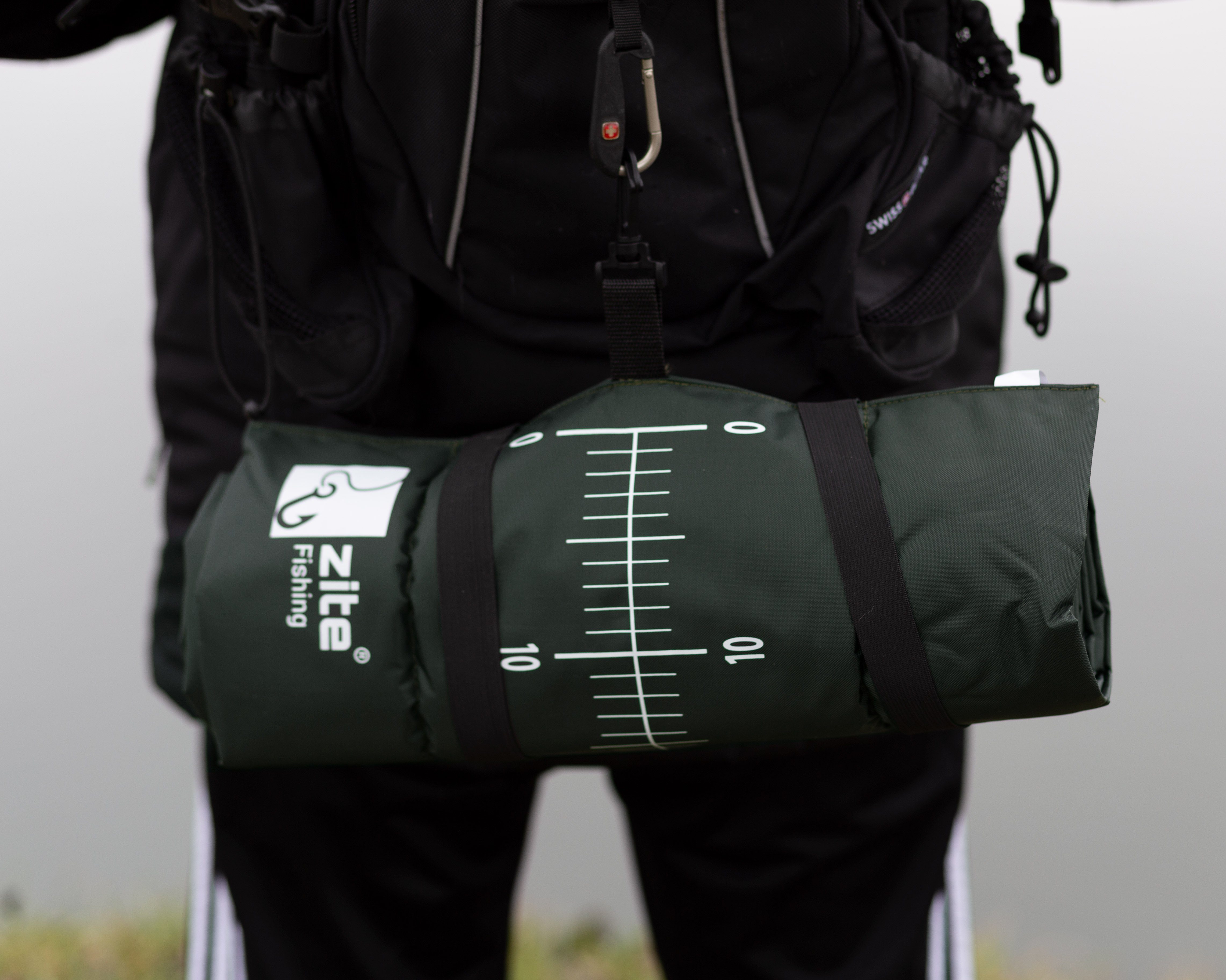 Zite Sportmatte Raubfisch Abhakmatte für das Raubfischangeln auf Hechte & Zander, 130 x 40 cm aufgedrucktes Maßband mit einer Messskala von 125 cm