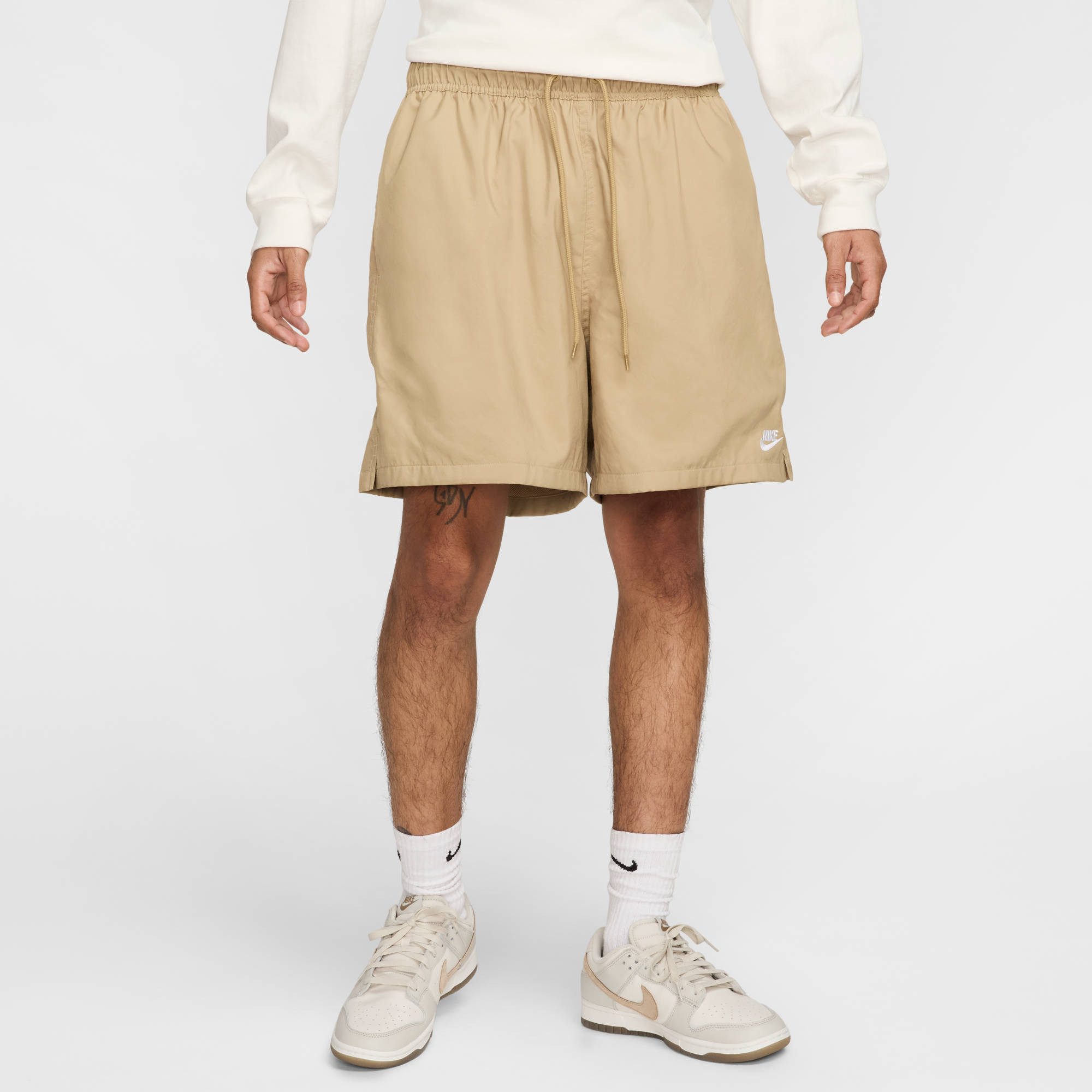 Nike Sportswear Shorts M NK CLUB FLOW SHORT mit Eingrifftaschen und Gesäßtasche, schnell trocknend, pflegeleicht