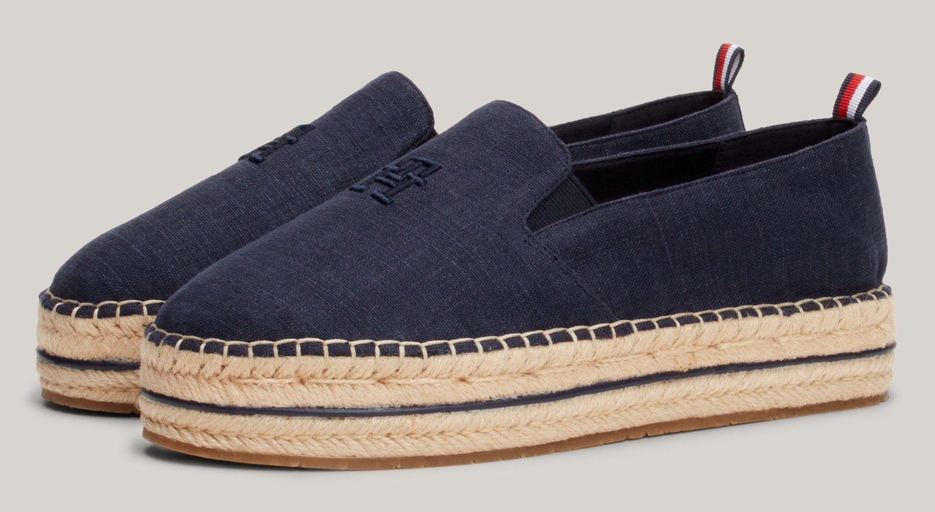 Tommy Hilfiger TH EMBROIDERED CANVAS FLATFORM Espadrille, Sommerschuh, Schlupfschuh, Сліпери mit bastbezogenem Plateau