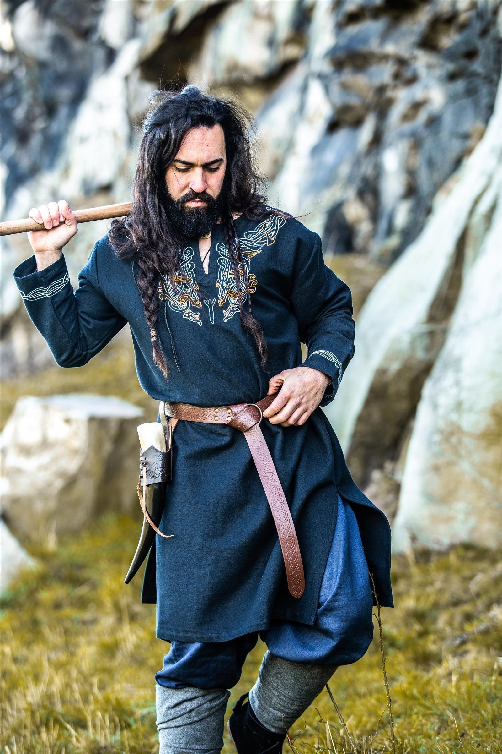 Leonardo Carbone Wikinger-Kostüm Tunika "Snorri" mit Urnes-Stil Stickerei, aufwendige Handstickerei, hochwertige Baumwolle