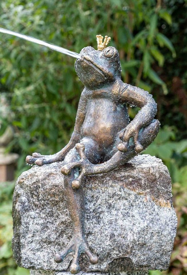 Bronzeskulptur Gartenfigur kleiner Fisch mit Wasserspeier Gartendekoration grün