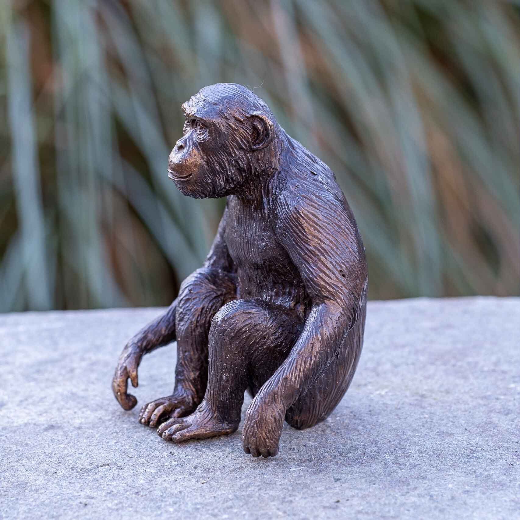 IDYL Dekofigur IDYL Modelle Langlebig Bronze Regen Frost, Wachsausschmelzverfahren und Hand Die – robust – UV-Strahlung. witterungsbeständig von und sehr gegen patiniert. werden – in Bronze-Skulptur Schimpanse, in gegossen Bronze