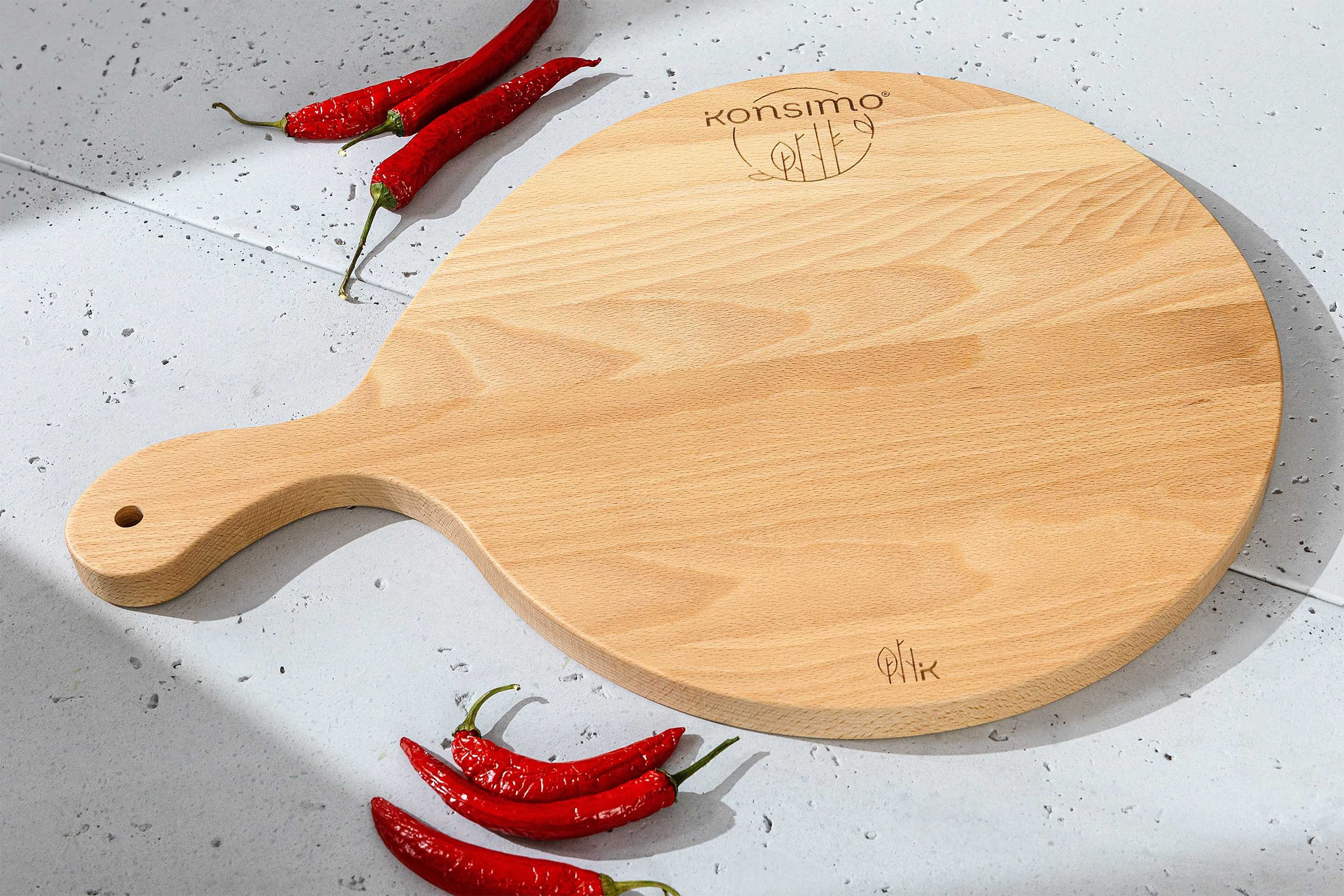 KONSIMO® Pizzaschneidebrett LESTE Rundes Pizzaschneidebrett, Massivholz, Buchenholz, (Maße: 45x2x32 cm), hergestellt in der EU, mit Griff, Handarbeit