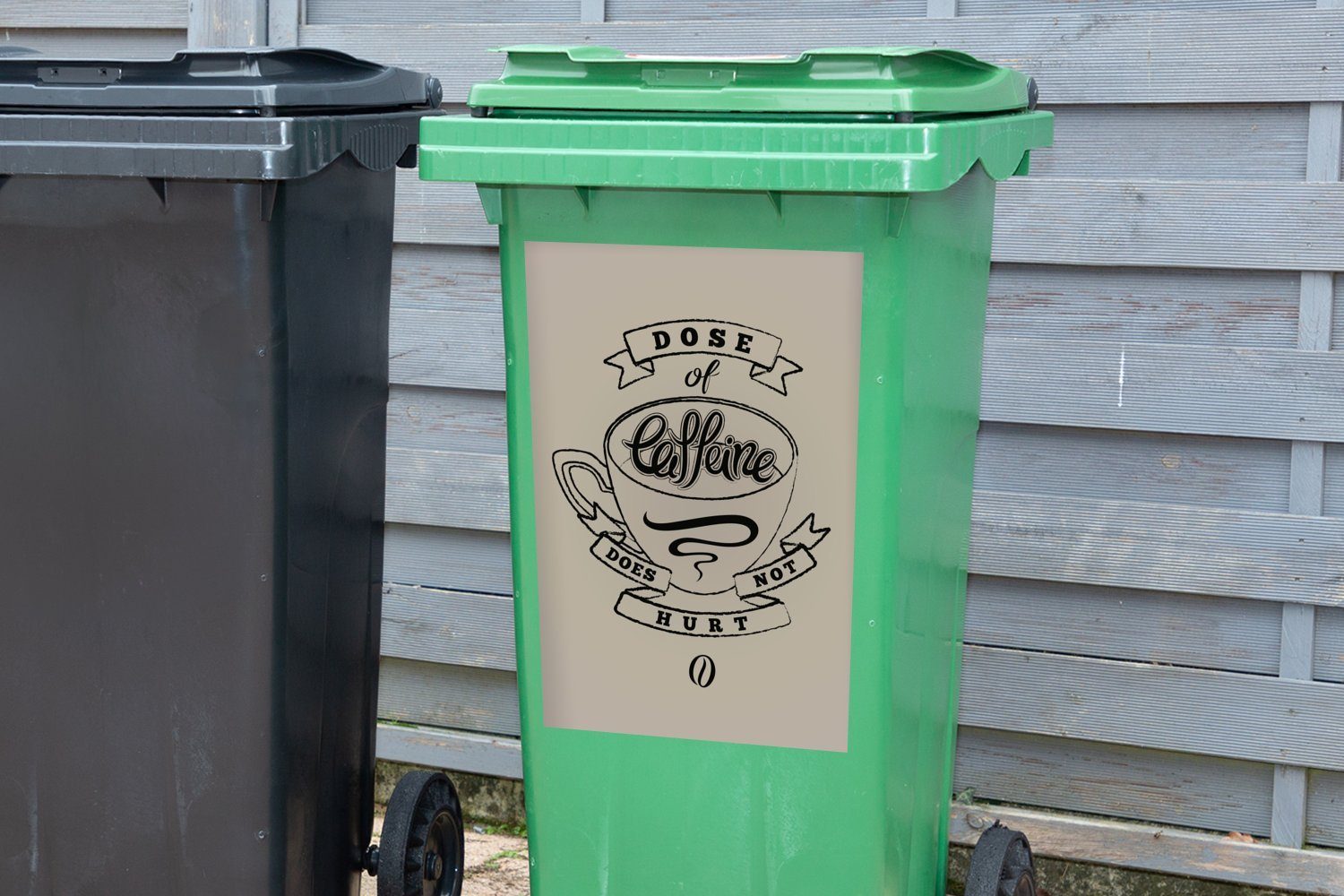Wandsticker - Mülltonne, Sprichwörter - - MuchoWow Container, tut Sticker, Kaffee nicht - weh Abfalbehälter (1 Dosis Mülleimer-aufkleber, St), Eine Koffein Vintage