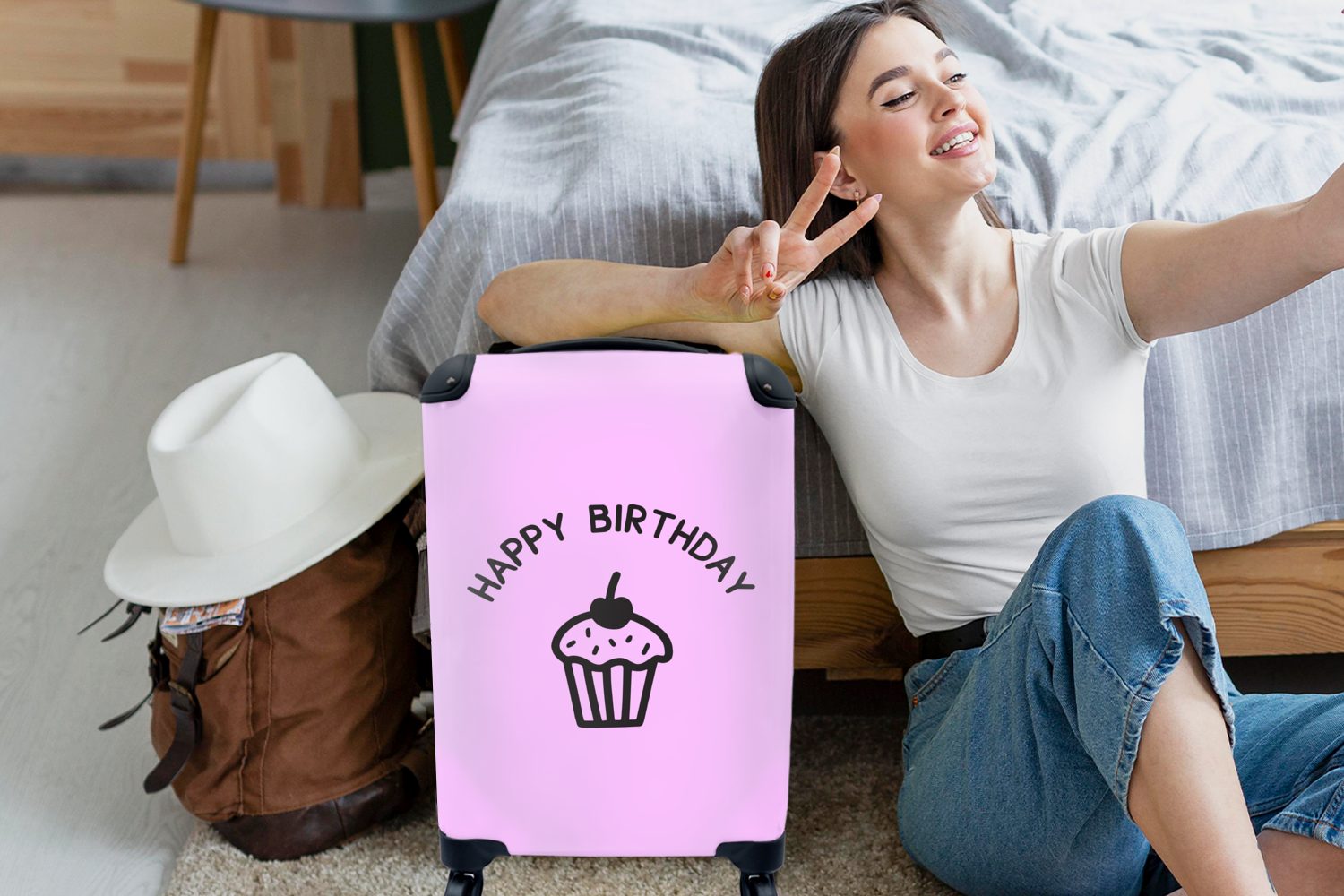einem Trolley, Handgepäckkoffer "Happy Handgepäck MuchoWow auf für Reisekoffer 4 Birthday" Reisetasche Hintergrund, Cupcake Rollen, mit Zitat rosa mit rollen, Ferien, einem
