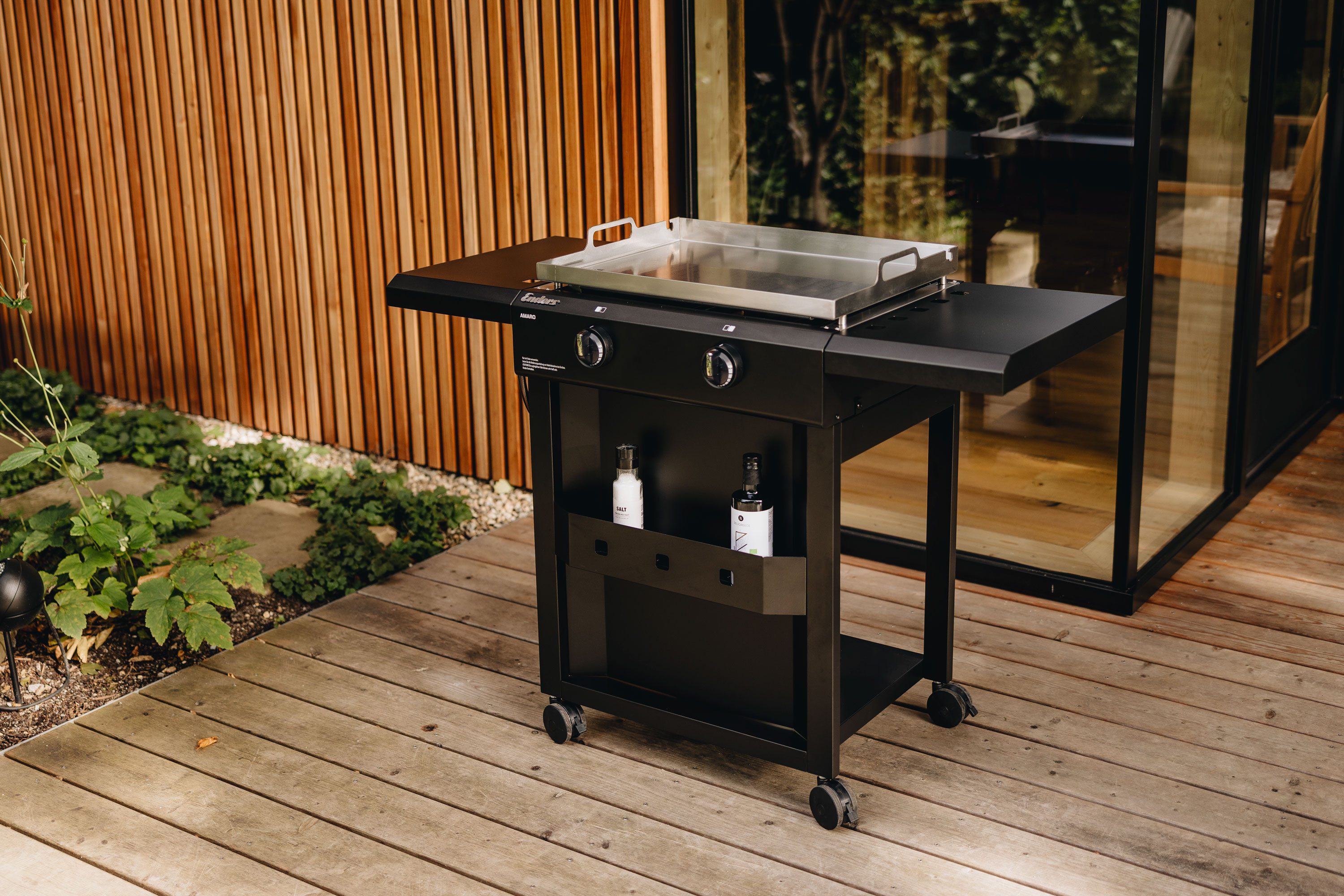 Enders® Gasgrill Amaro 2, Planchagrill, mit Ablage, Klappbarer Seitentisch, Grillrost Edelstahl