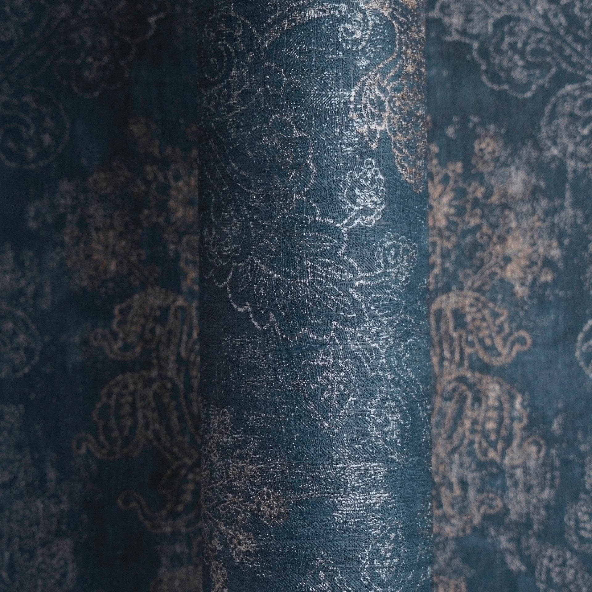 A.S. Création Vliestapete Trend Spectrum Baroque – Glänzendes Ornament Vliestapete, leicht strukturiert, Barock, ornamental, metallic, (1 St), Elegantes Barockornament mit glänzenden Metallic-Akzenten