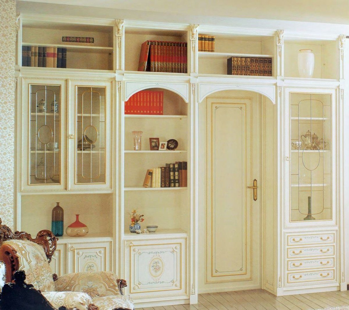 Casa Padrino Stauraumschrank Luxus Barock Schrank Weiß / Mehrfarbig / Gold - Handgefertigter Wohnzimmerschrank im Barockstil - Barock Wohnzimmer Möbel - Luxus Qualität - Made in Italy