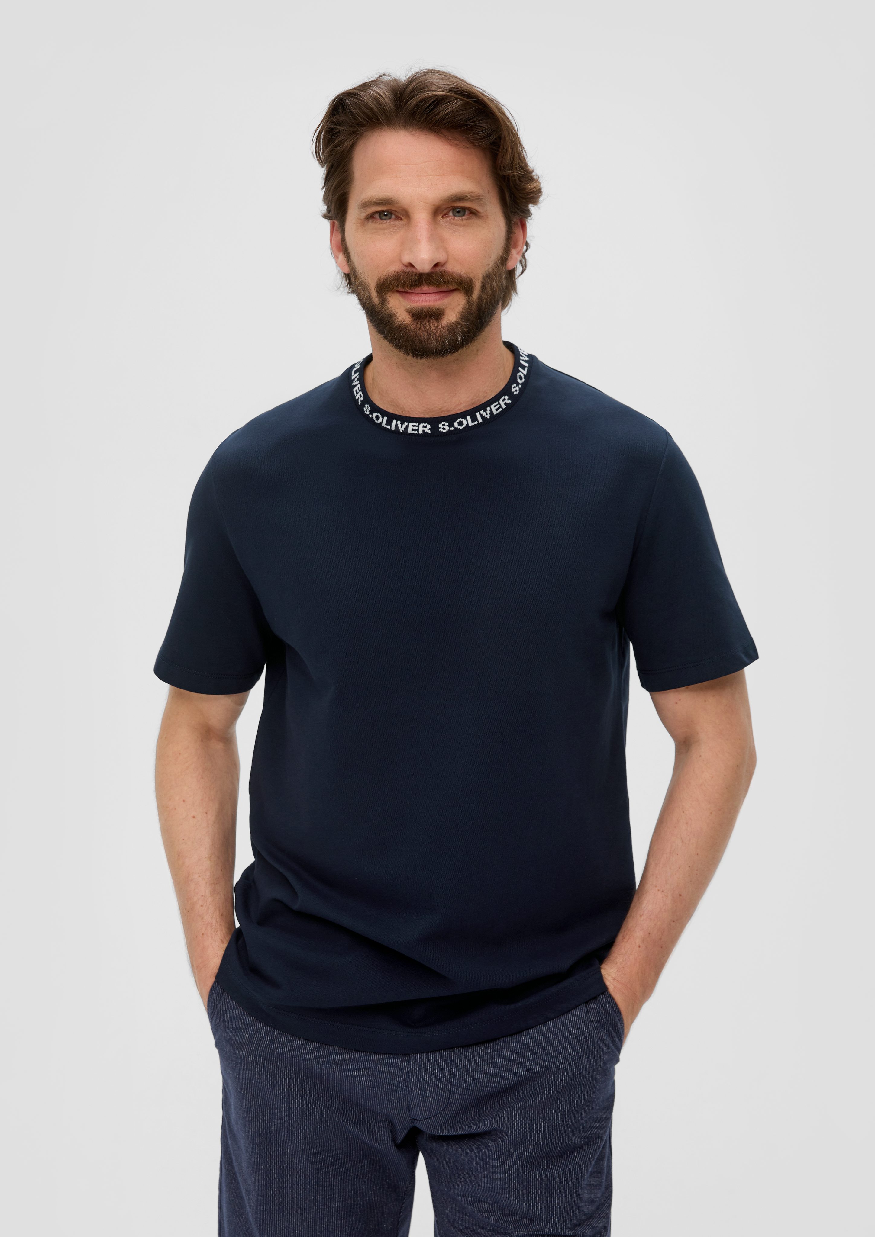 s.Oliver Kurzarmshirt Baumwollstretch-Shirt mit Schriftprintkragen Kontrast-Details