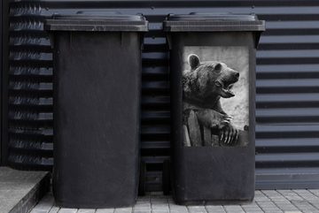 MuchoWow Wandsticker Bär leckt sich die Lippen in schwarz-weiß (1 St), Mülleimer-aufkleber, Mülltonne, Sticker, Container, Abfalbehälter