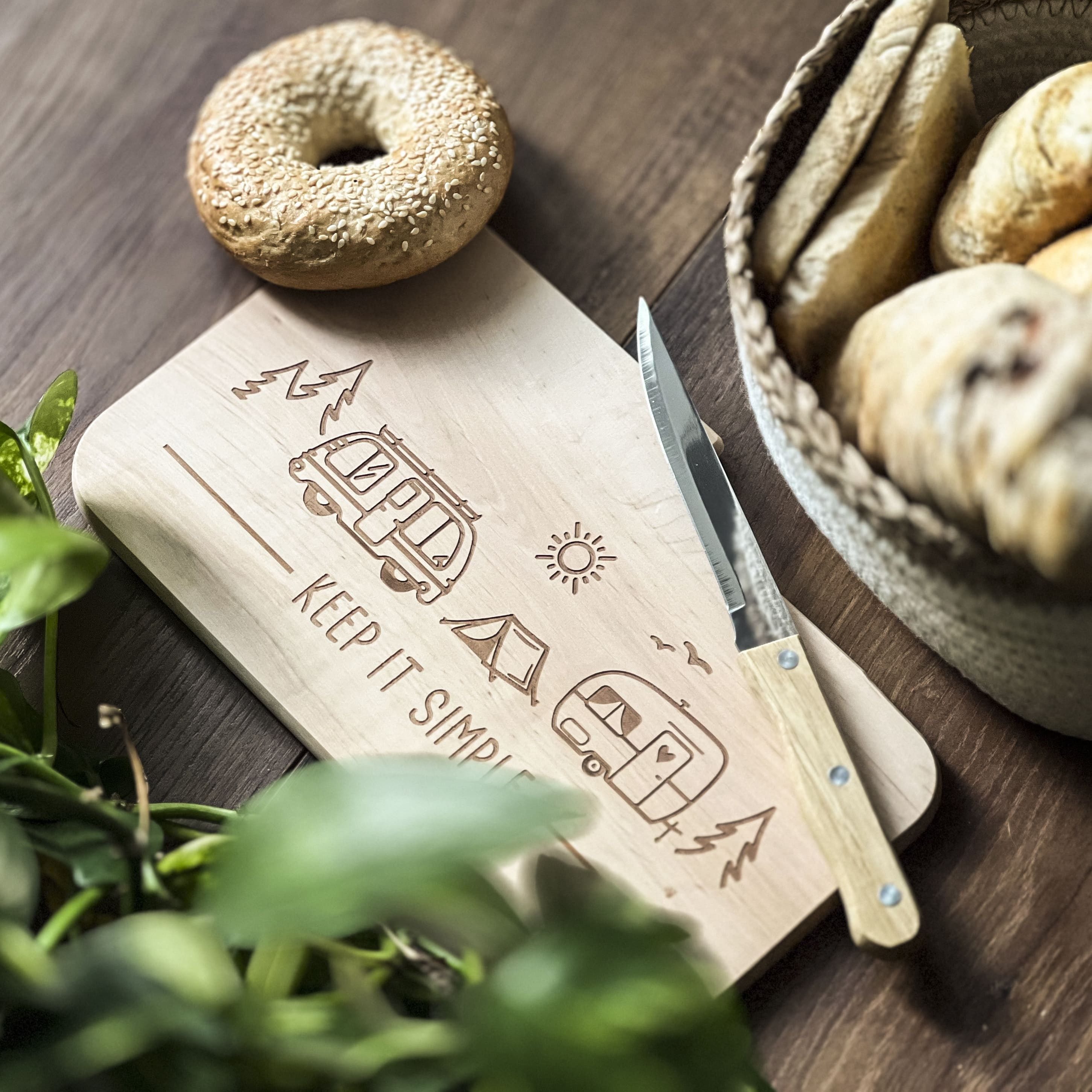 Spruchreif® Brotschneidebrett Brotzeitbrett mit Gravur · Holzbrett mit Messer · Outdoor Geschenke