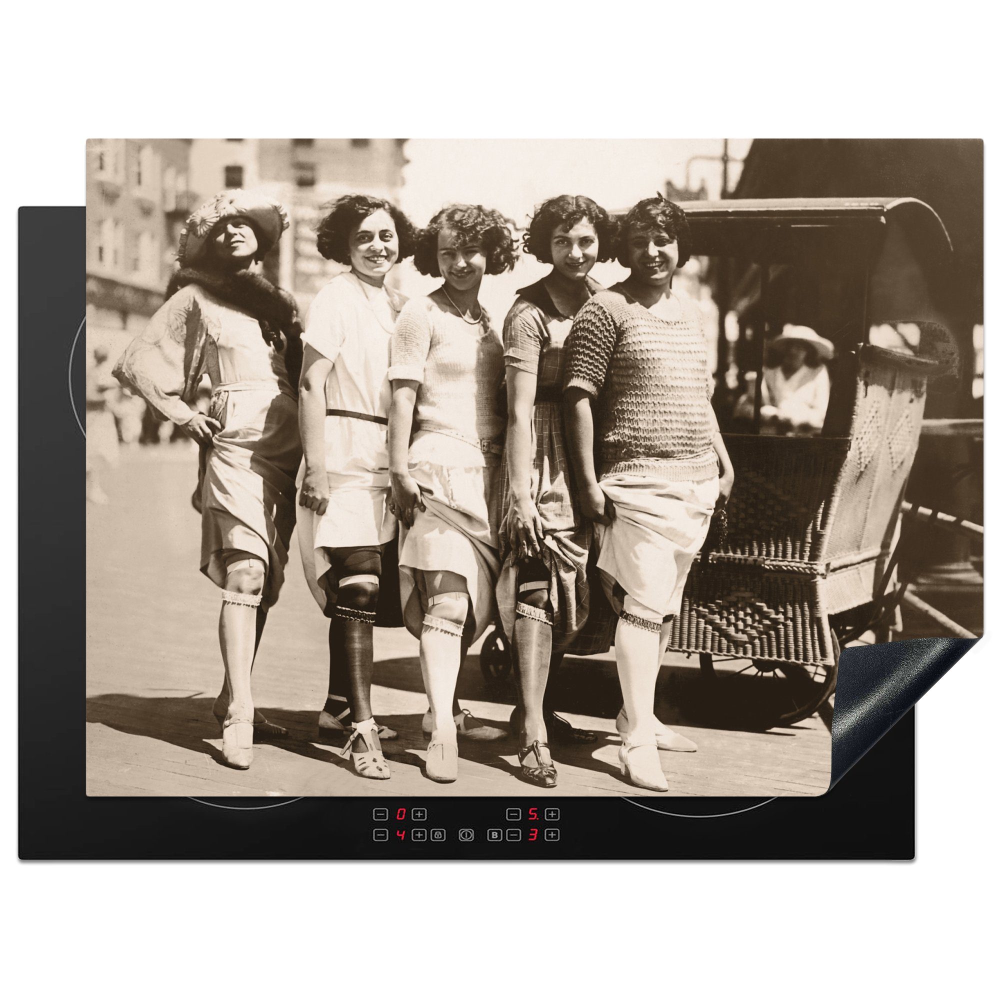 MuchoWow Herdblende-/Abdeckplatte Frauen zeigen ihre Strumpfbänder in den Roaring Twenties in, Vinyl, (1 tlg), 70x52 cm, Mobile Arbeitsfläche nutzbar, Ceranfeldabdeckung