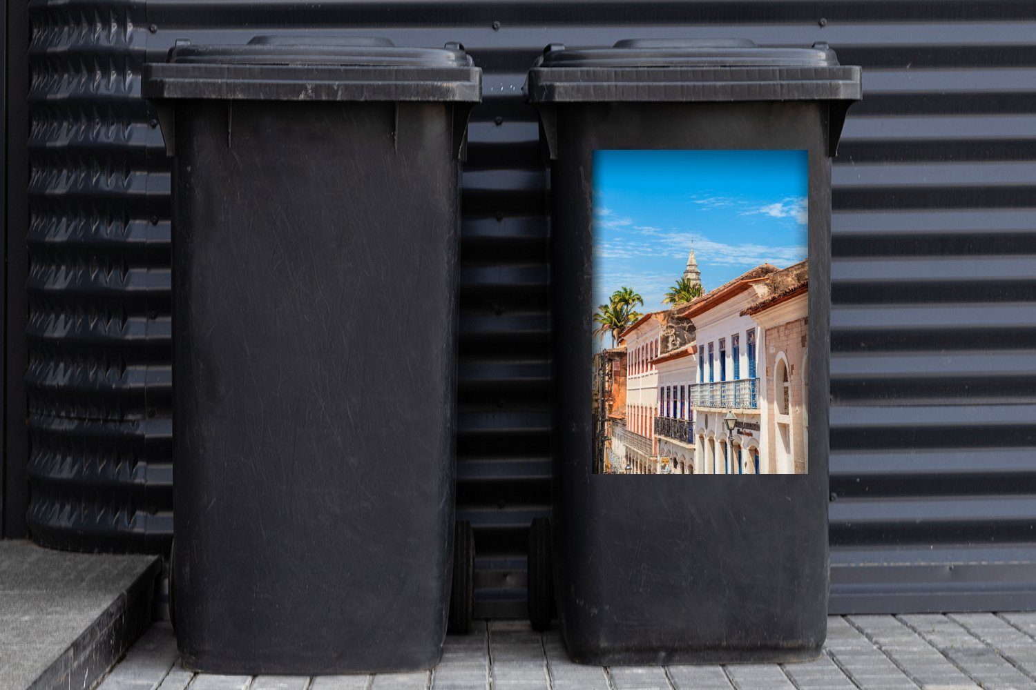 in St), Mülltonne, Brasilien São einer Straßen Mülleimer-aufkleber, den Luís von Abfalbehälter Container, (1 MuchoWow Foto Fassade in Wandsticker Sticker,