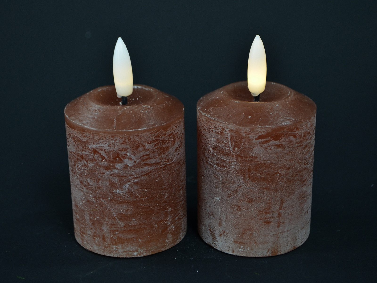 finehomegarden Stumpenkerze LED Kerze Echtwachs Set/2 braun mit Timer Ø5,2cm H6,5cm Dinner (Set, 2-tlg), Stumpenkerze Wachskerze Advent Dekoration