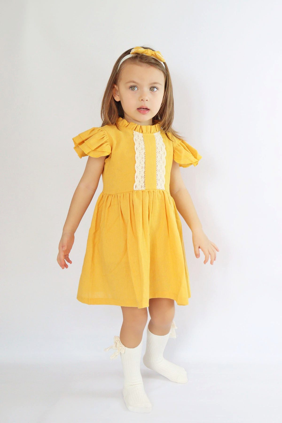Parla Kids Sommerkleid Kleid Laila - Senfgelbes Baumwollkleid mit Spitzendetails und Haarband (2-tlg) Kopanaki Spitze - Haarband altersgerecht